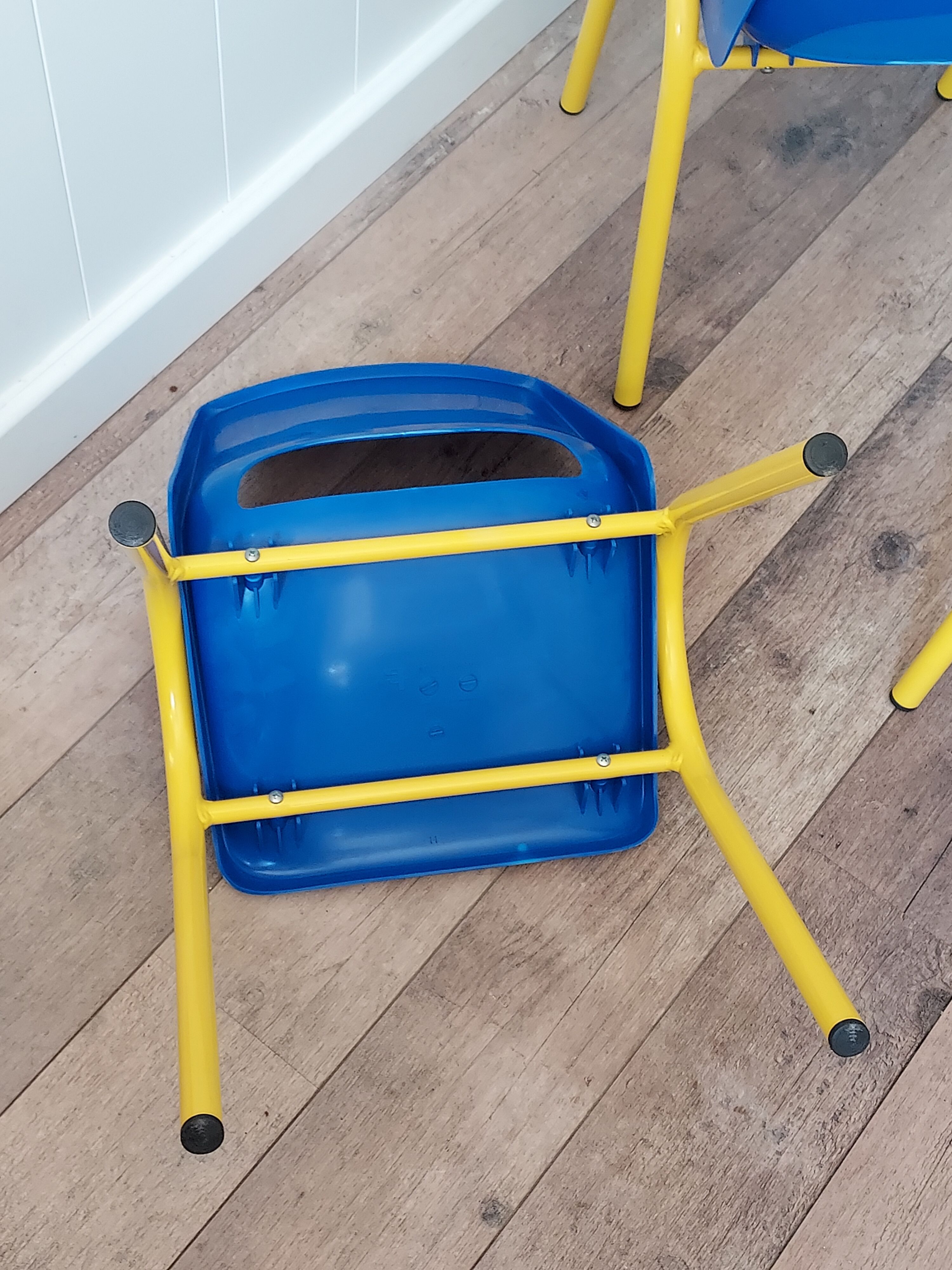 4 chaises coque école
