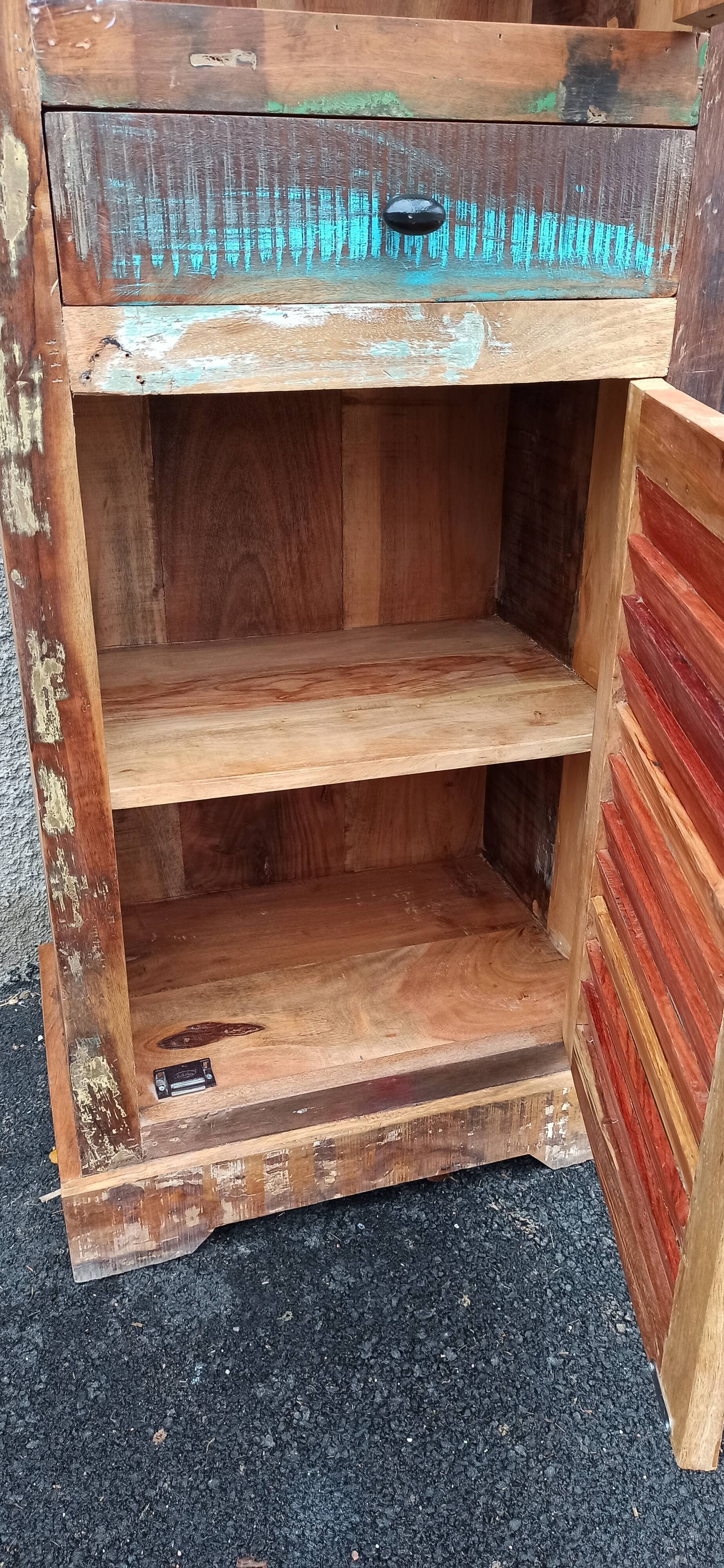 Bibliothèque en bois coloré avec vitres