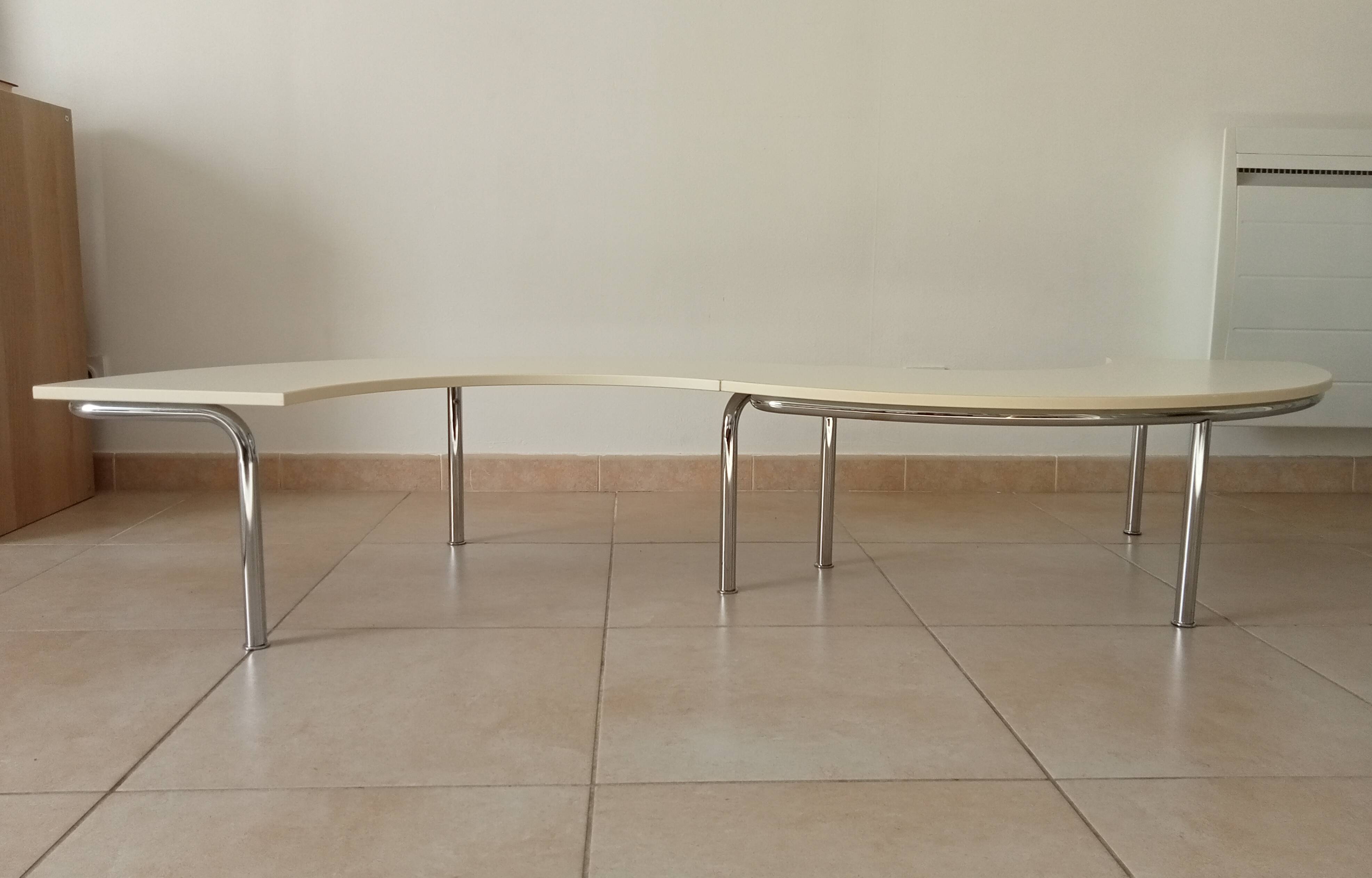 Vintage tripod coffee table in chrome and formica from the 1980s.