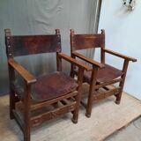 Paire de fauteuils style médiéval en cuir