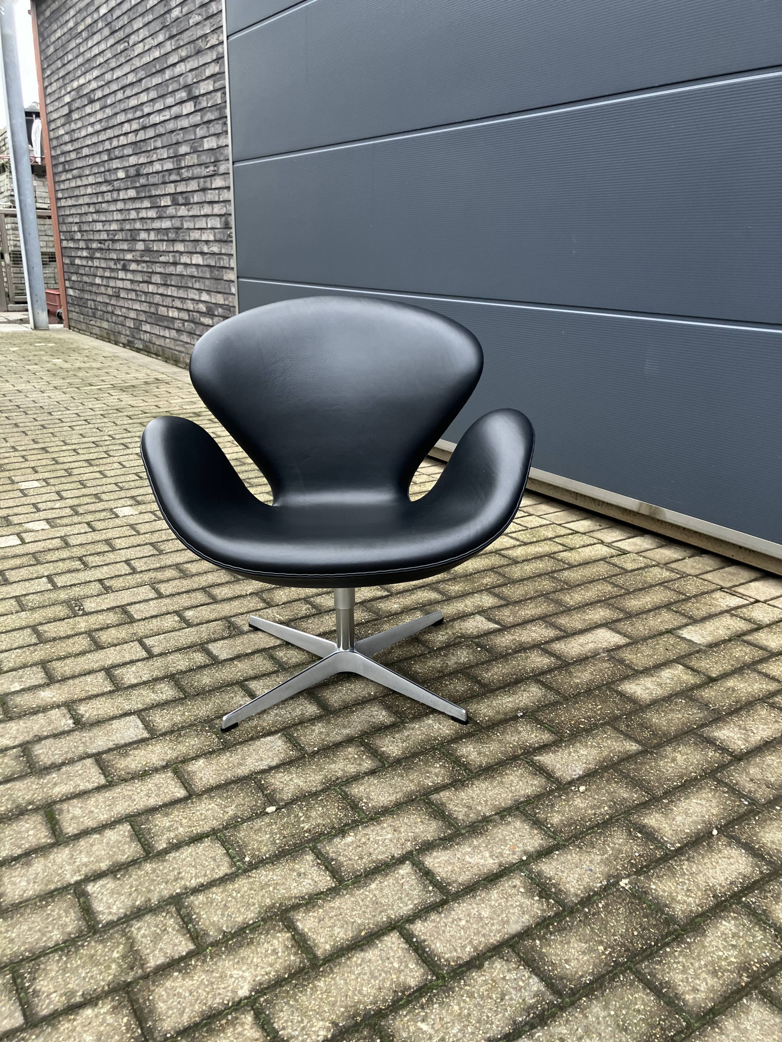 Original black leather Fritz Hansen Swan chair Topstaat!