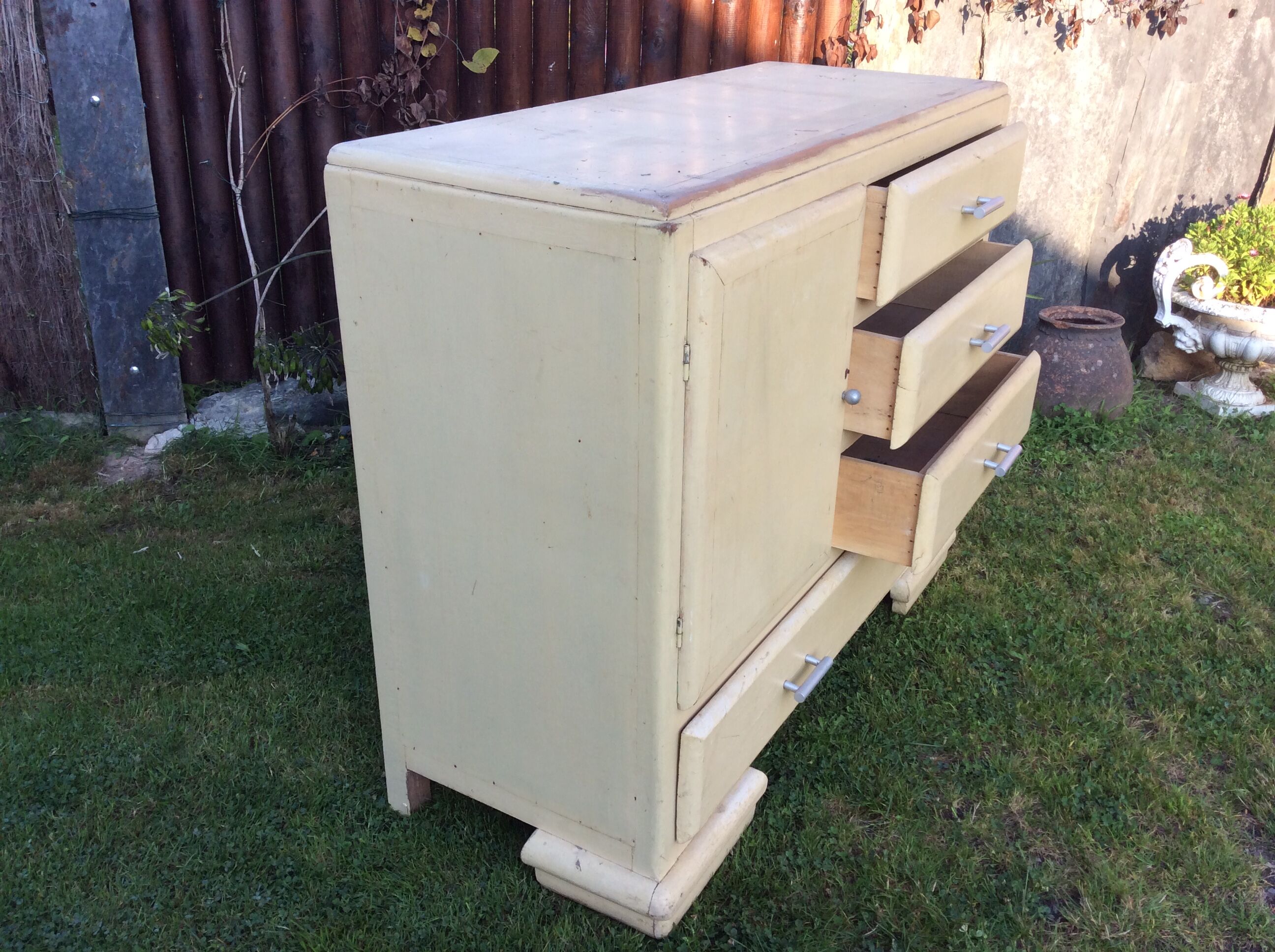 Buffet convenient vintage Mado lacquered white beige in good condition.