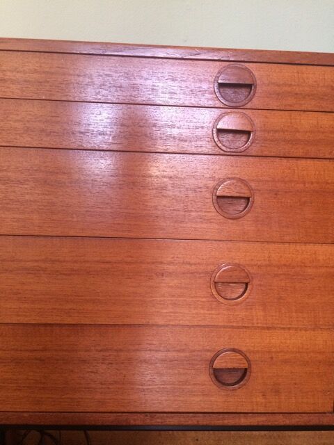 Scandinavian string with two caissons and five drawers.