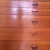 Enfilade scandinave avec deux caissons et cinq tiroirs.