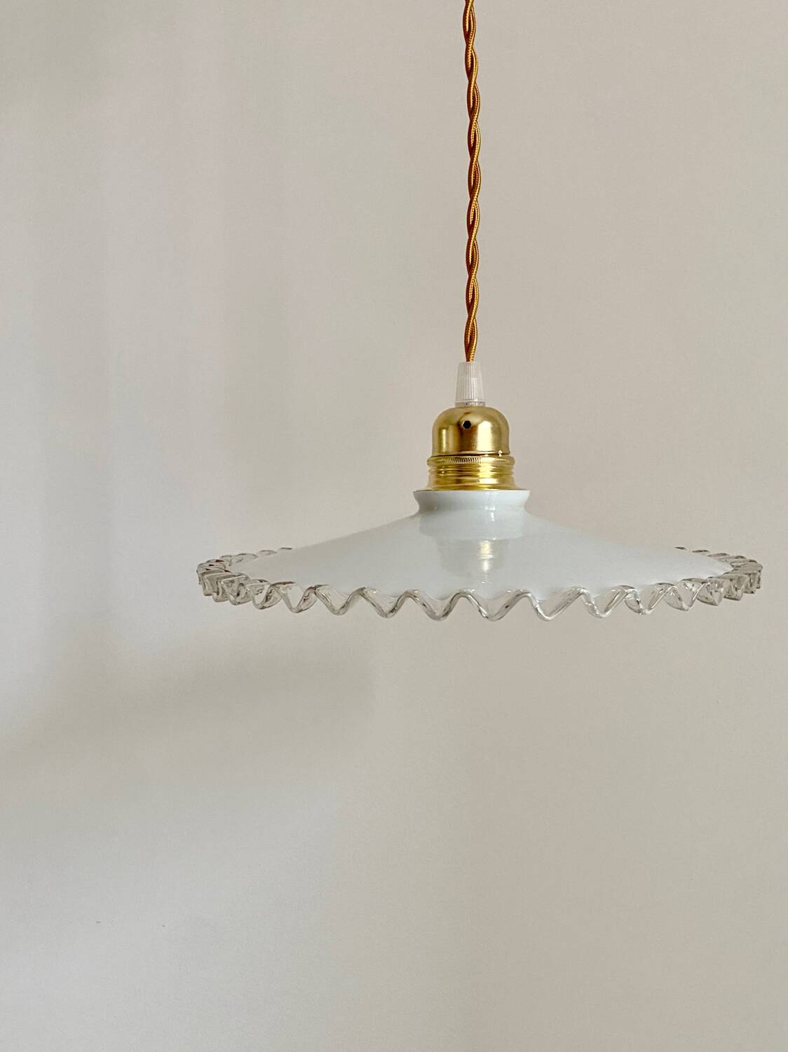 Suspension Opaline crénelée