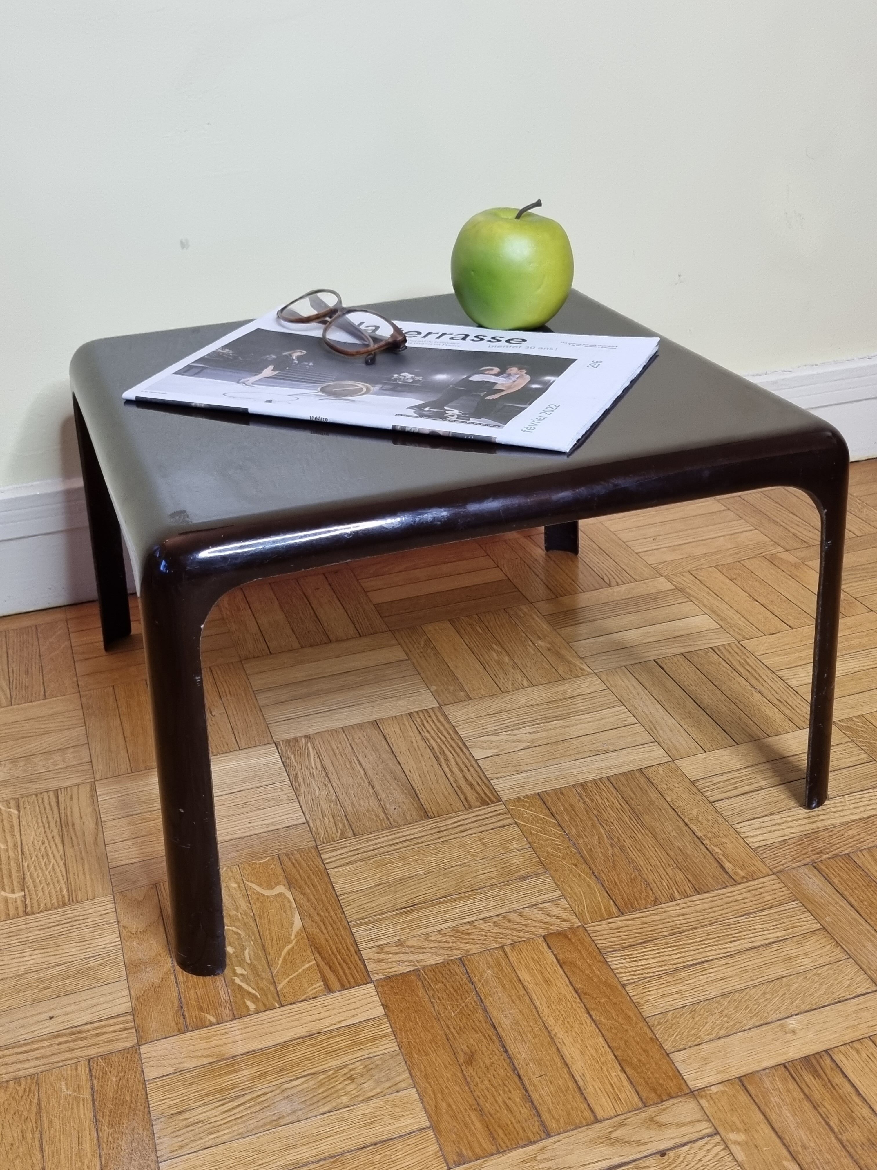 Table basse d'appoint en fibre de verre laquée années 70, 40 cm