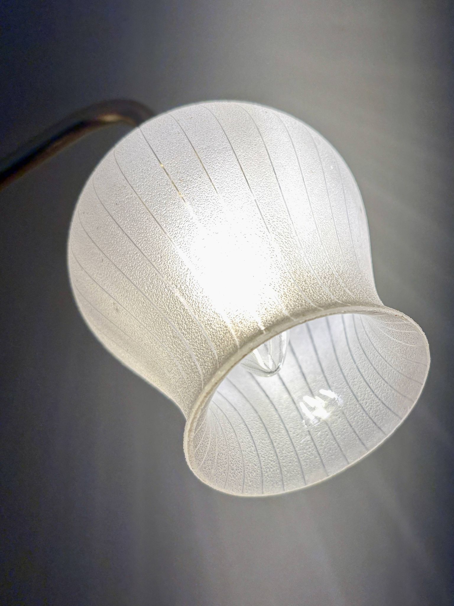 Applique coudée tulipe vintage en verre granité blanc