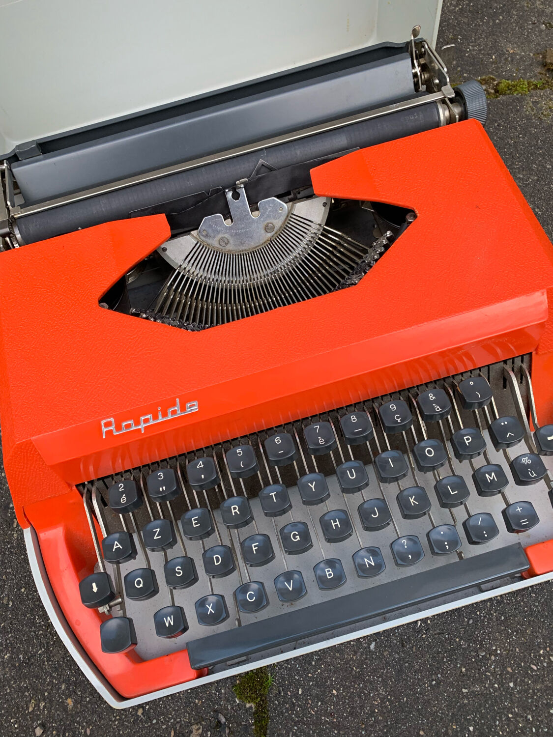 Grey and orange rapido typewriter