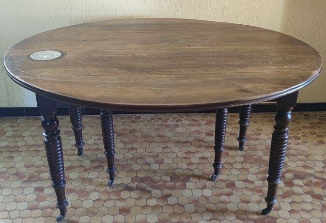Antique oval table