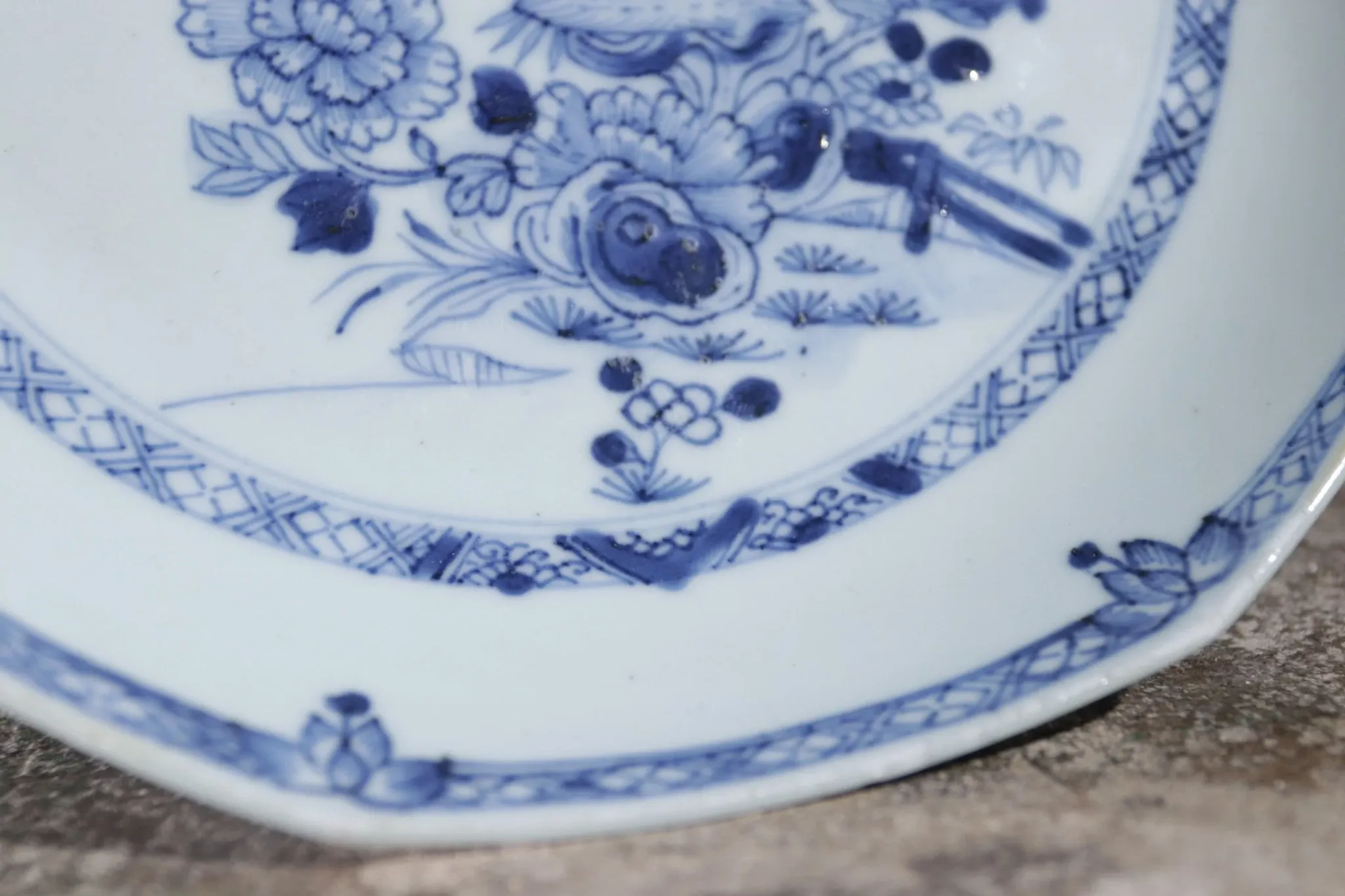 Octagonal Chinese blue and white plate with peonies – Qianlong, 18th c.