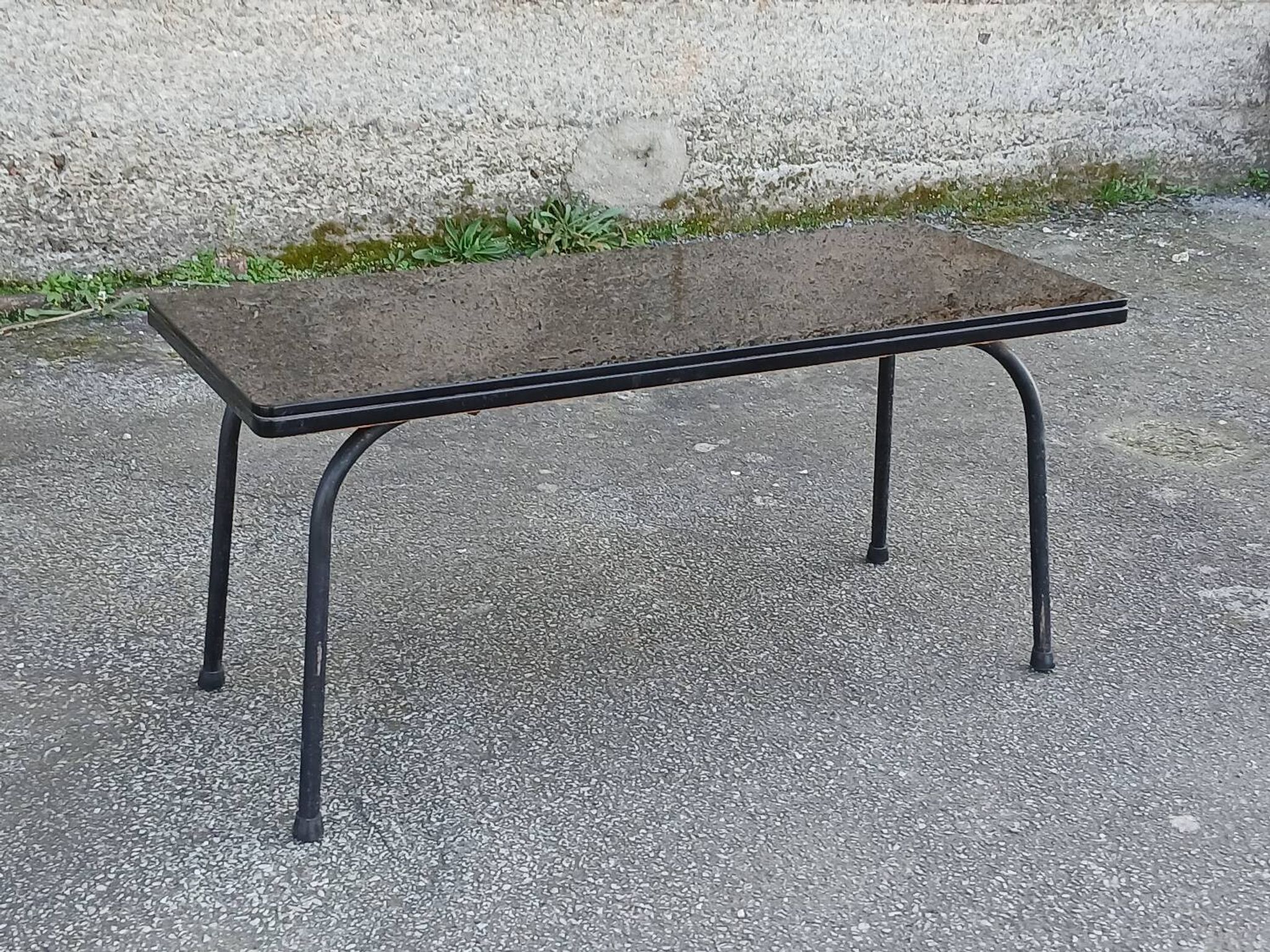 Table basse années 50 en opaline noire