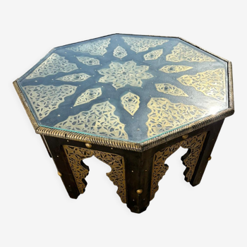 Table marocaine décorée de métal avec plateau en verre