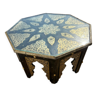 Table marocaine décorée de métal avec plateau en verre
