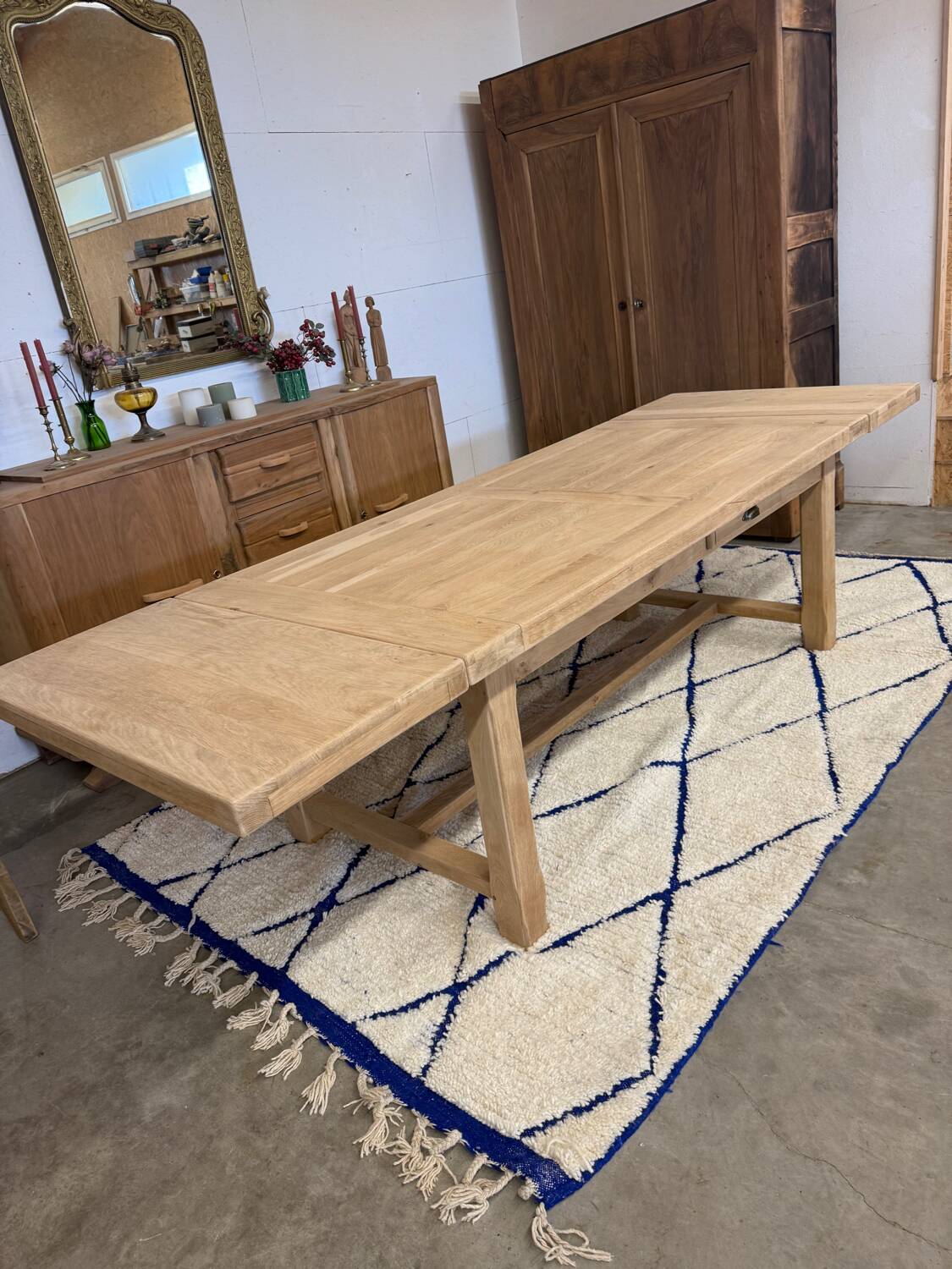Solid oak extendable farmhouse table with 2 drawers.
