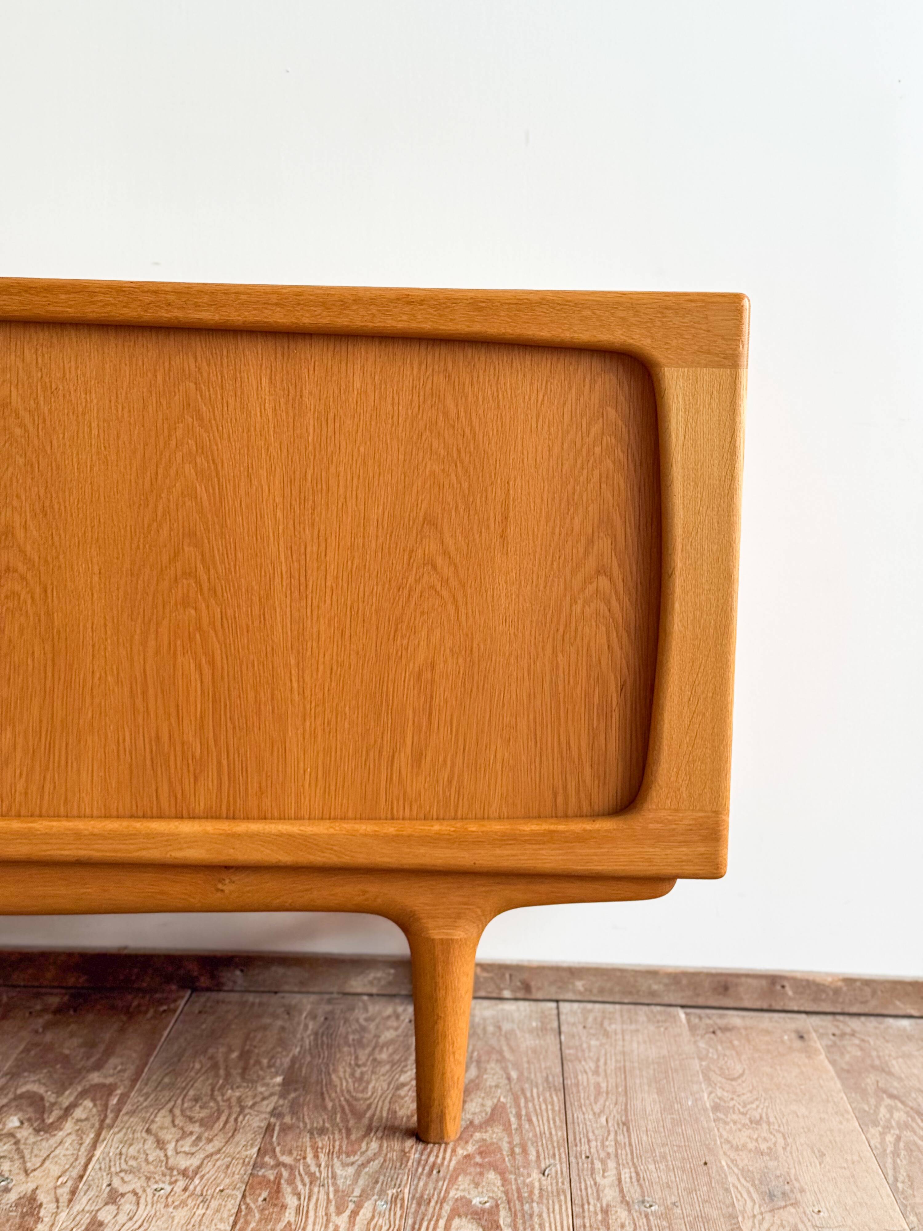 Buffet scandinave Johannes Andersen modèle 240 en chêne, Danemark