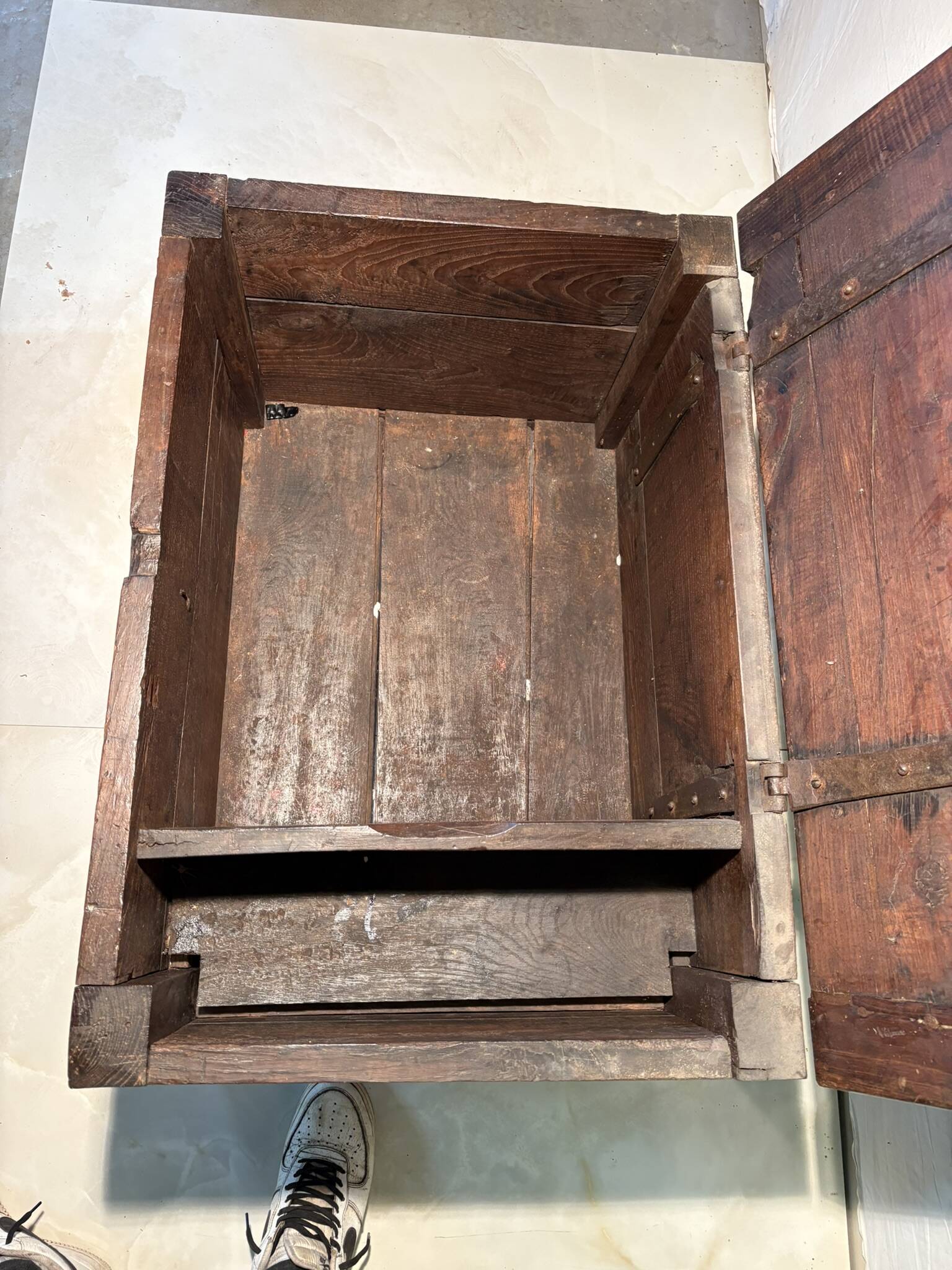 Rustic chest in old wood, original fittings