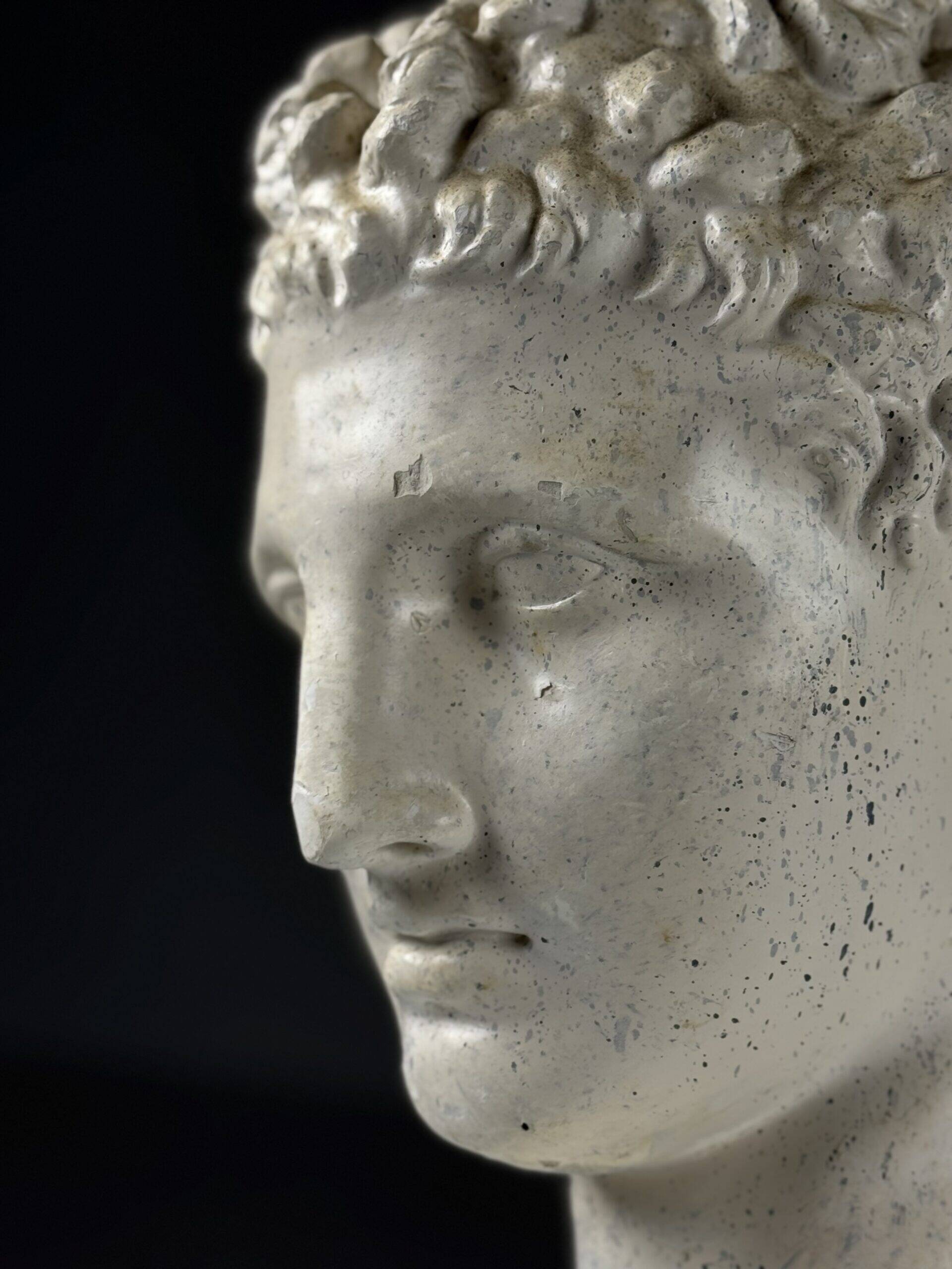 Sculpture de tête d'Hermès en plâtre