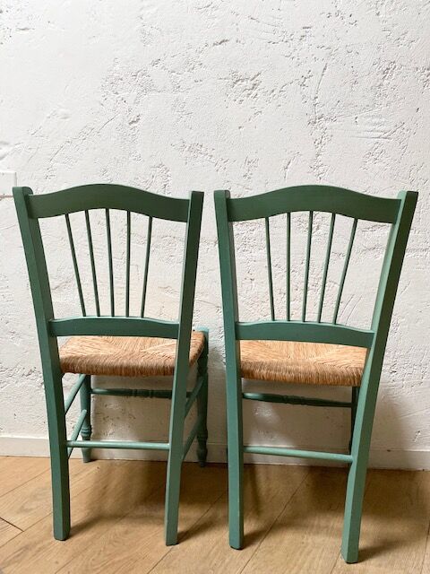 Set of 2 wooden chairs