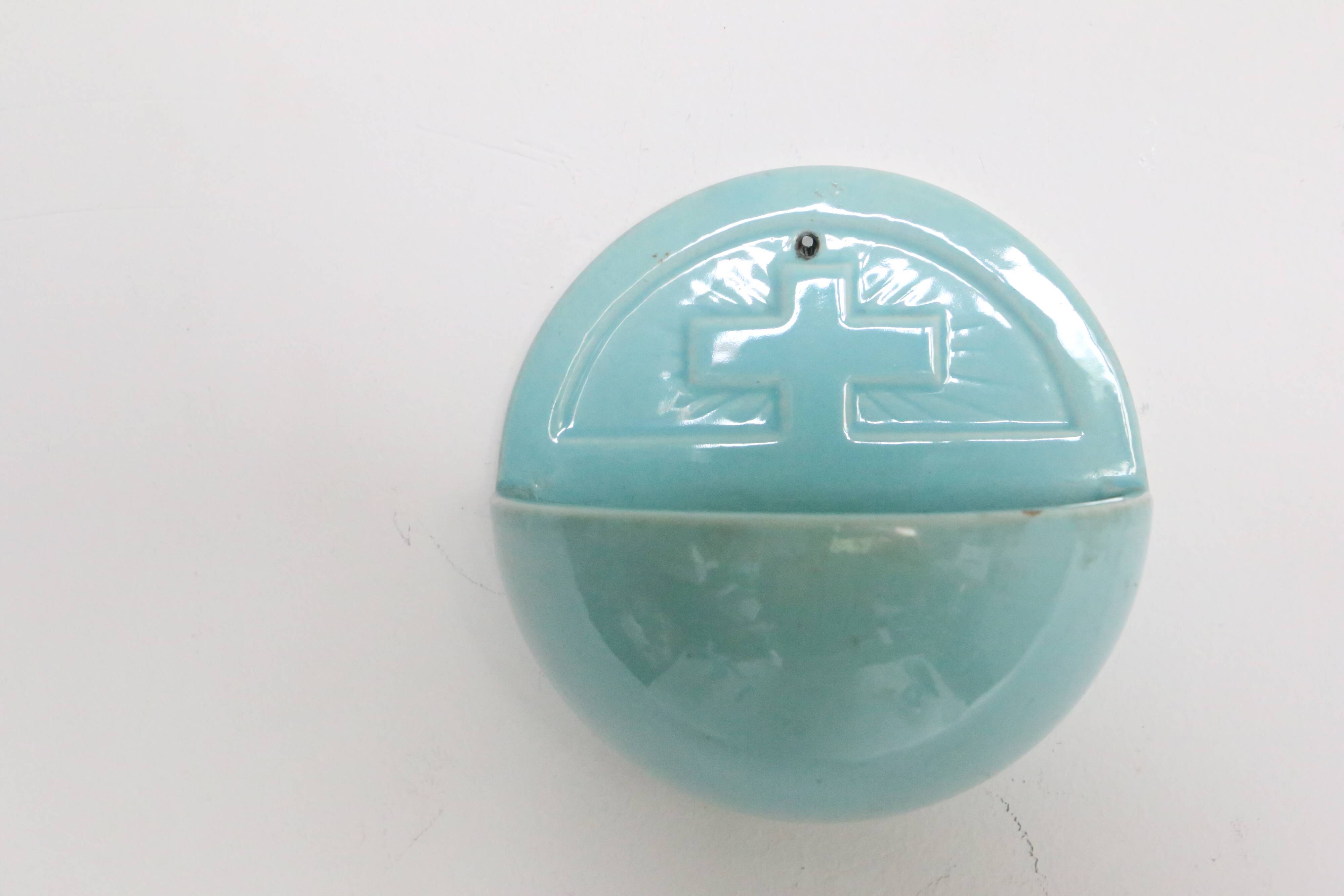 Bénitier en faïence de Desvres, 1980