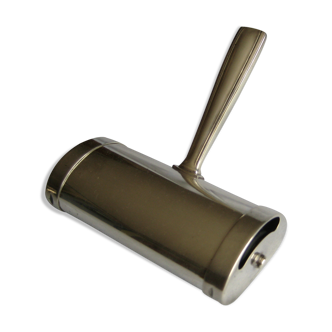 Picks up christofle crumbs