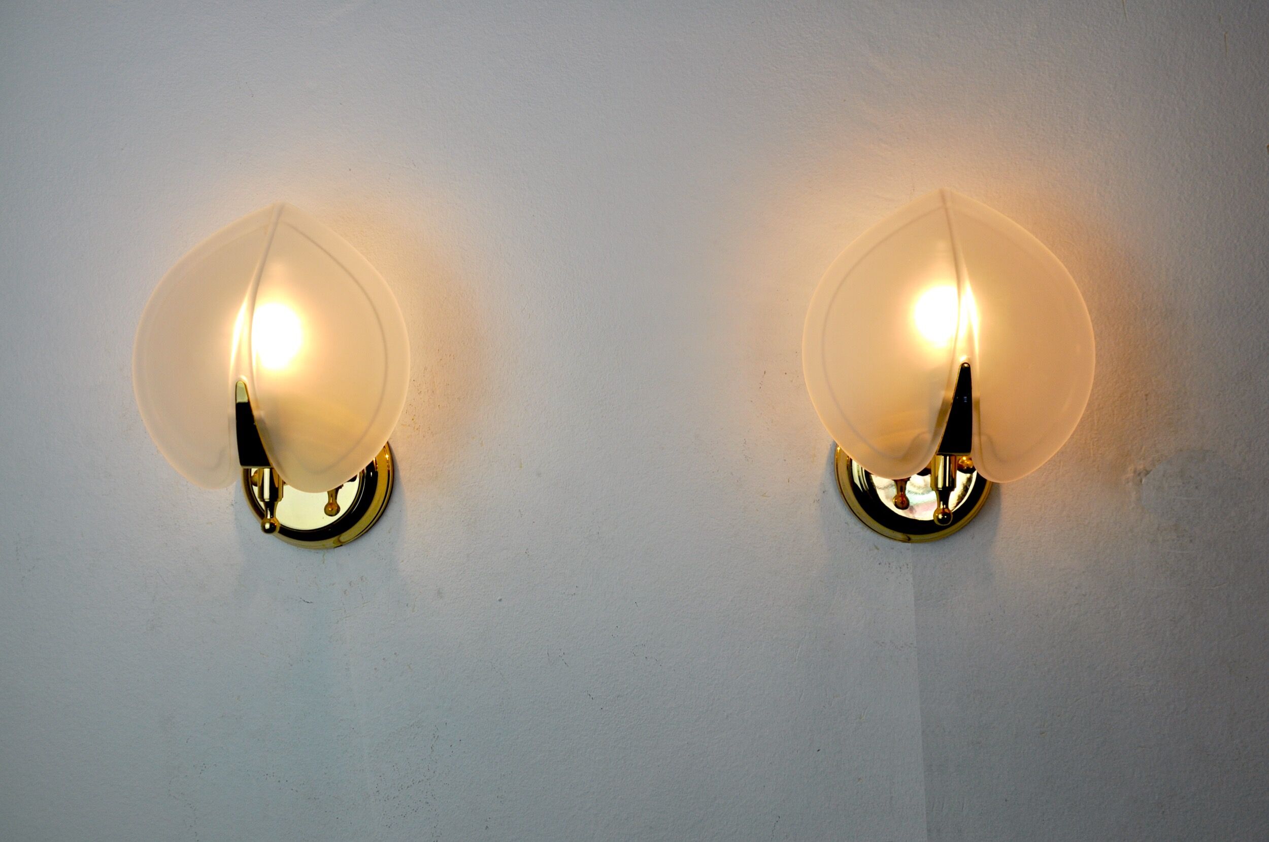 Pair of wall lamps "sheet" in opaque glass, murano, Italy 1980