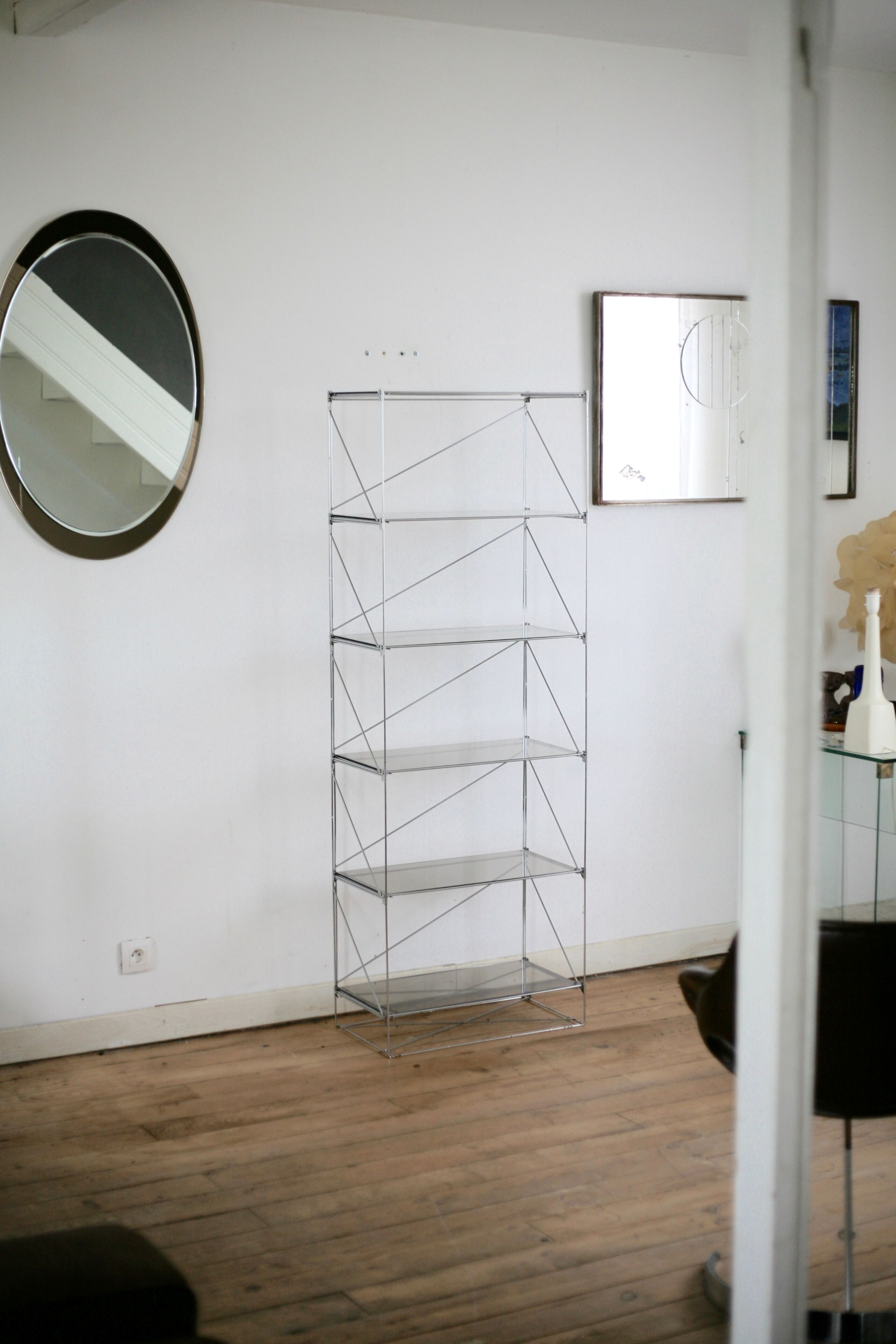 Etagère Isocèle de Max Sauze, acier et verre fumé, France circa 1970