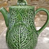 Cafetière en barbotine à décor de chou vert. Fabriquée au portugal. Très bon état.