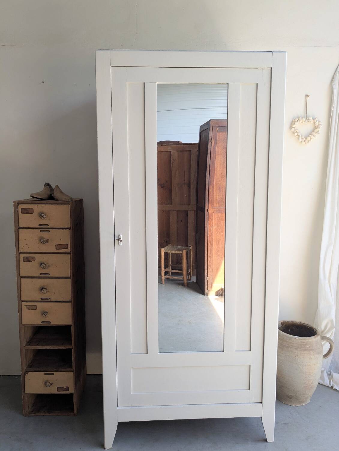 Parisian one-door wardrobe