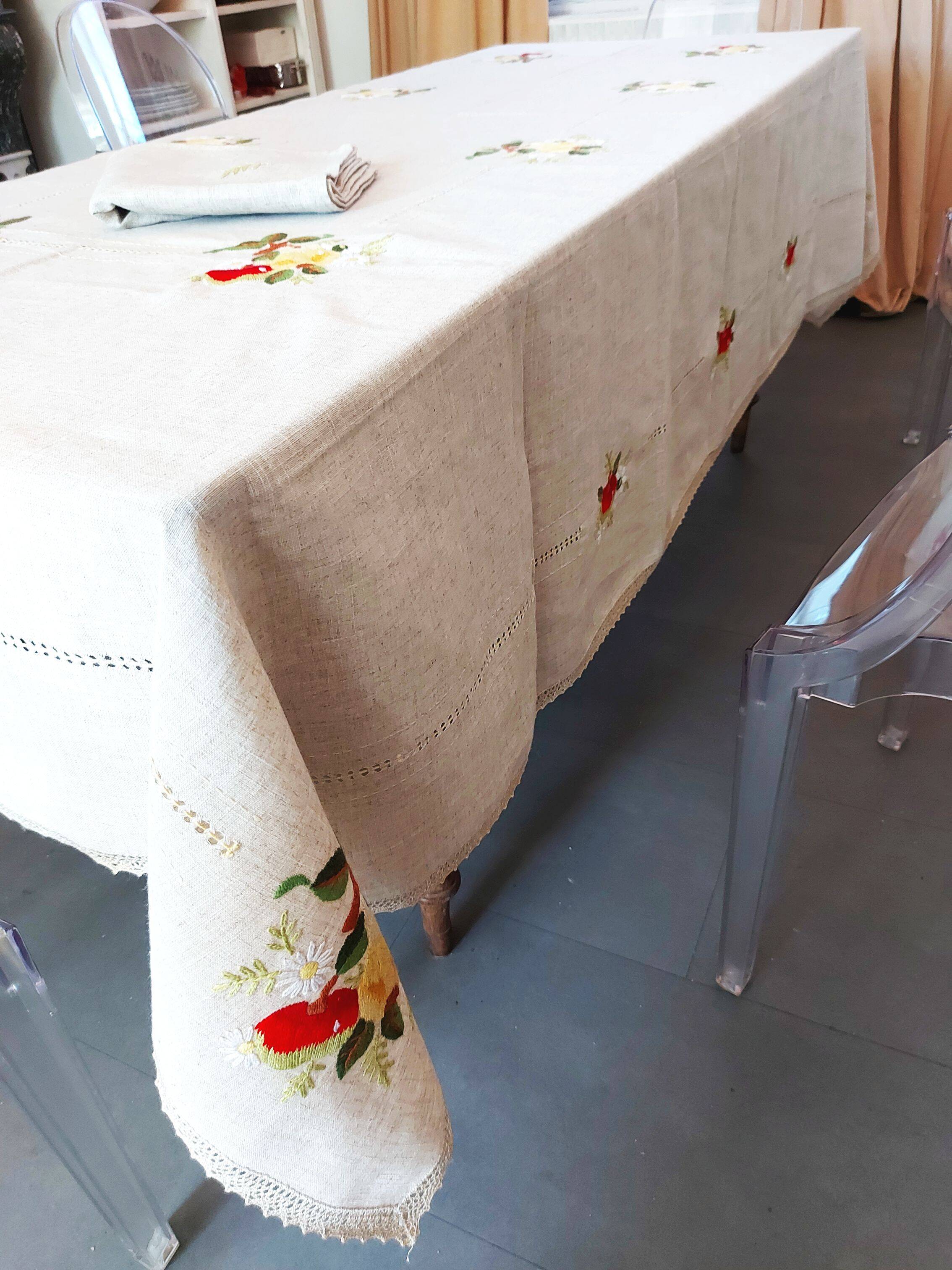 Vintage tablecloth set and 10 fine embroidered linen napkins, 270x165.