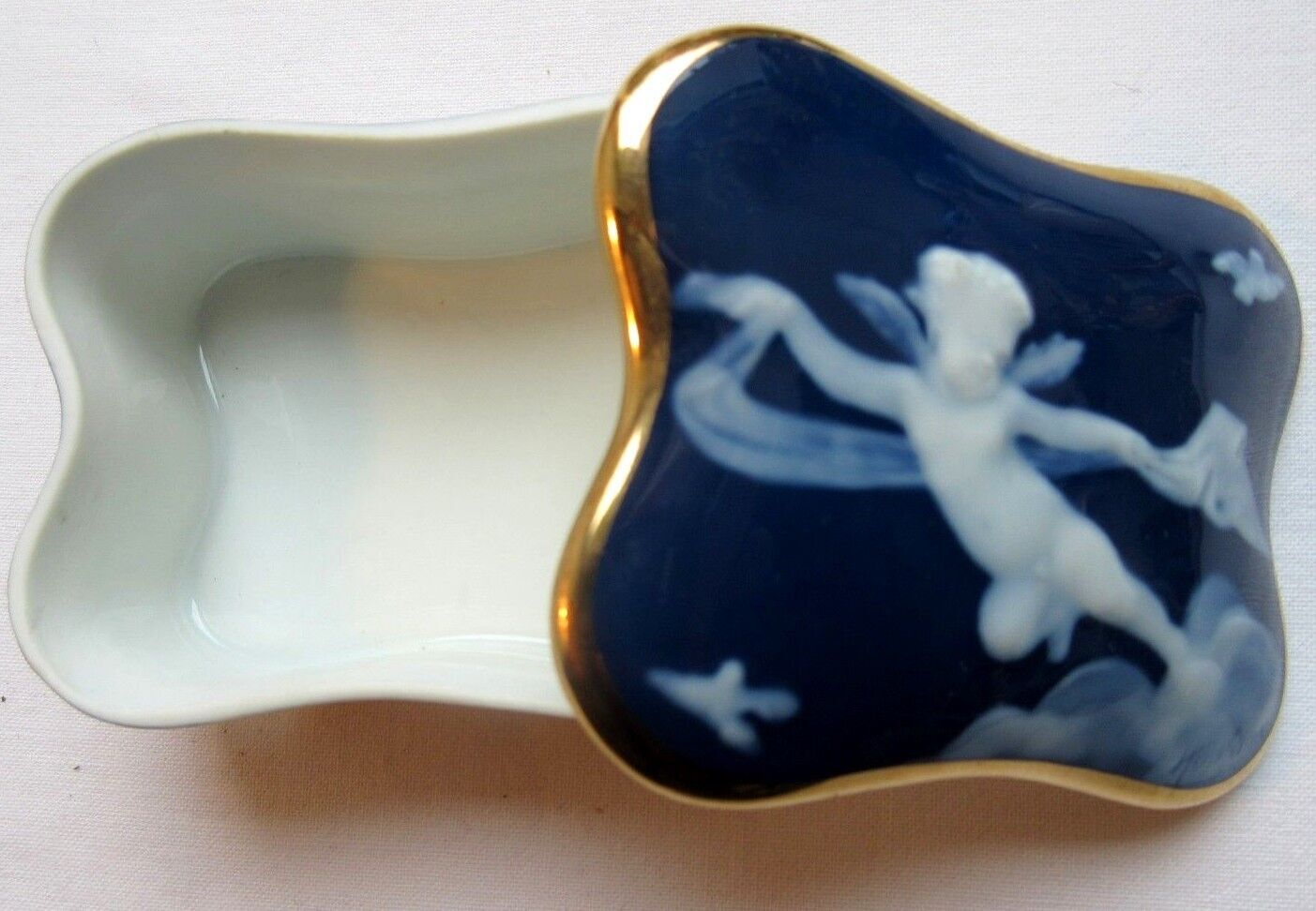 Boite à bijoux porcelaine fine signée Chaufriasse Limoges: Angelot et papillons
