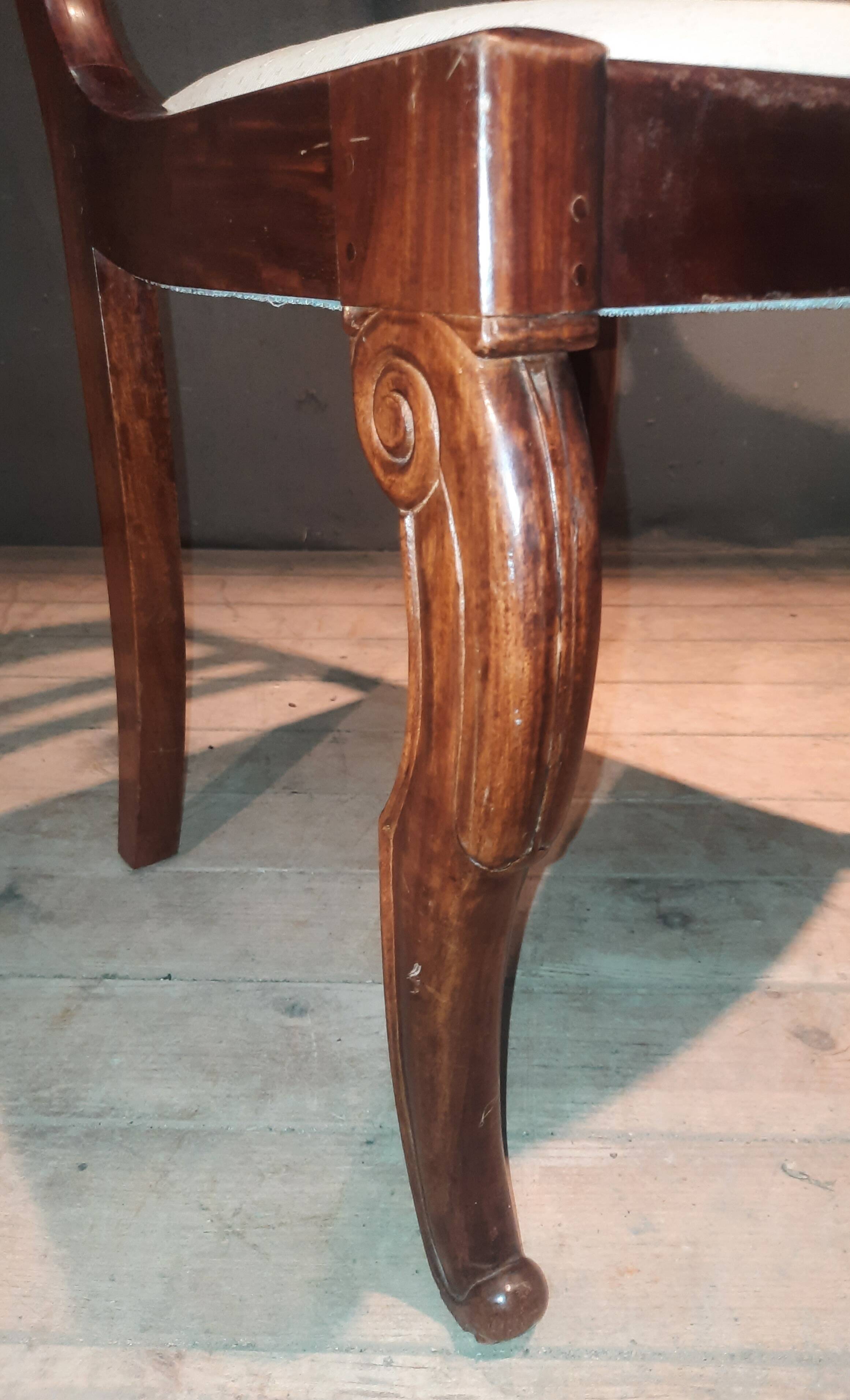 Série de 4 chaises à barettes en acajou