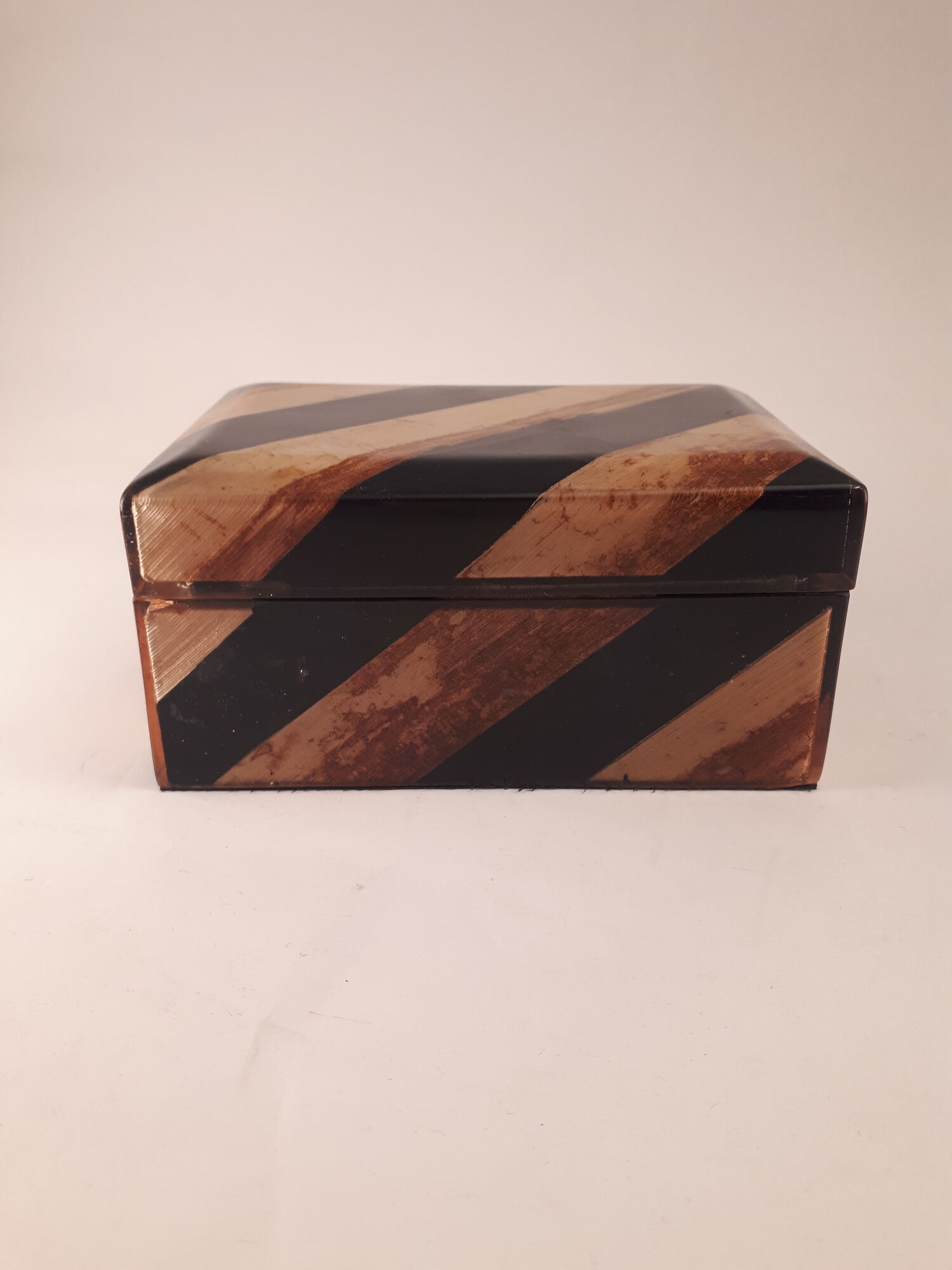 Box with black striped and vintage fawn 80