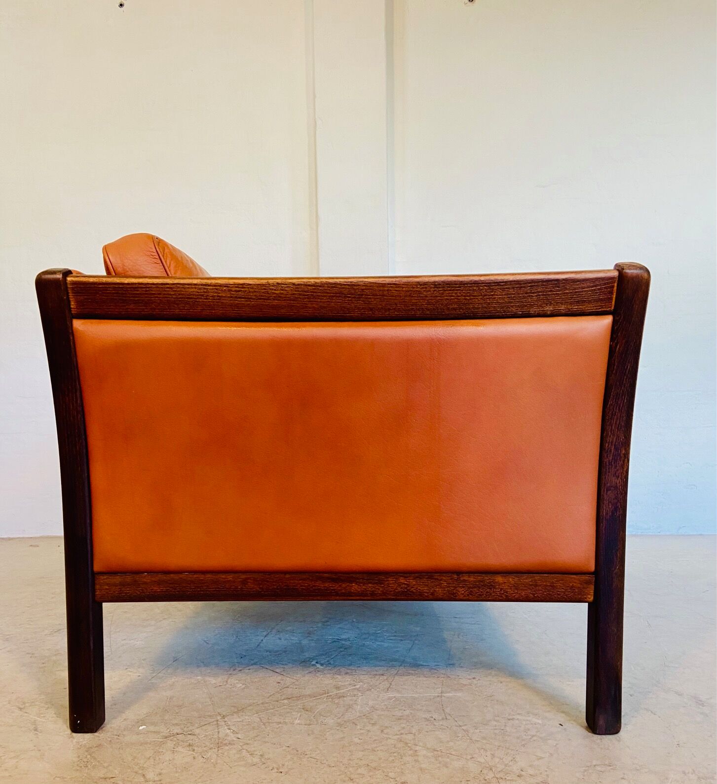 Canapé vintage danois des années 60 en cuir cognac pour 2 personnes.