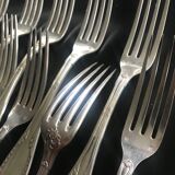 12 fourchettes de table en métal argenté