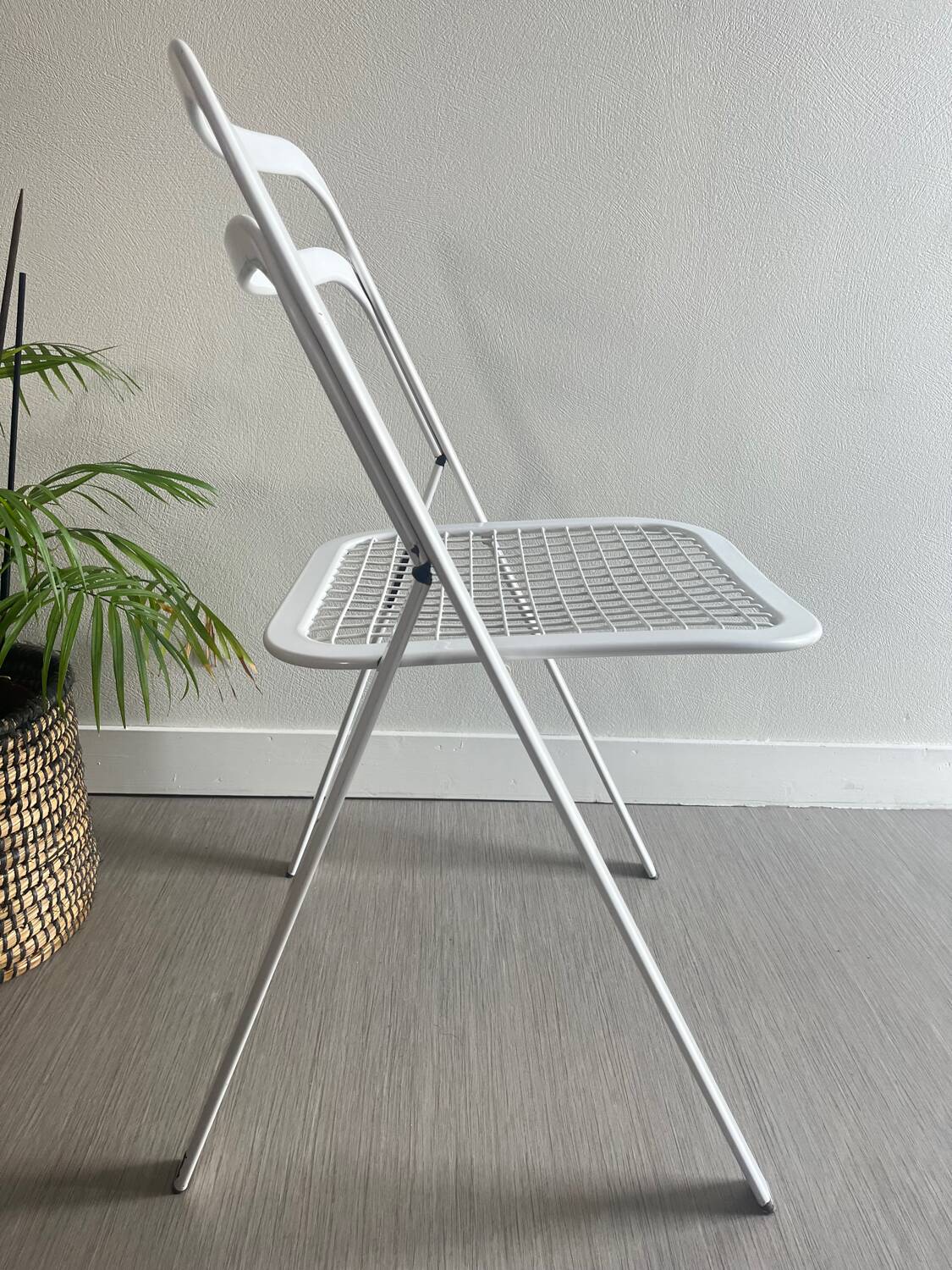 Vintage white folding chair Cidue