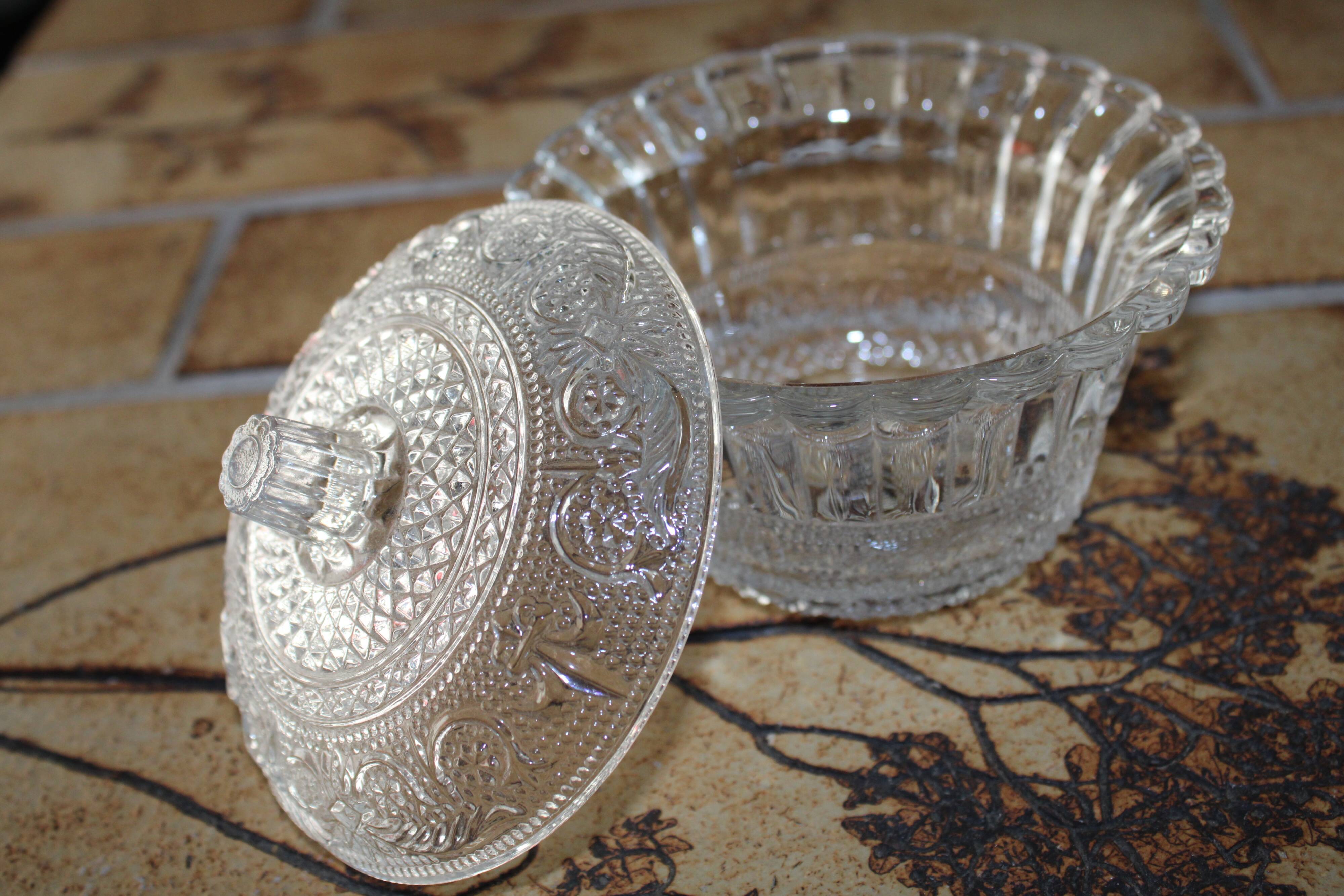 Sugar bowl, candy-maker décor fleur de lys vintage