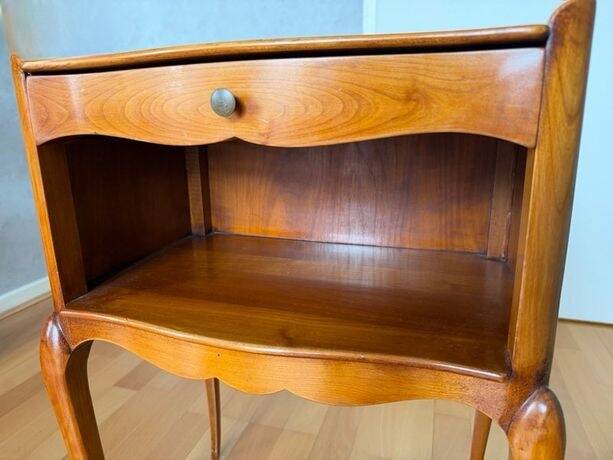 Vintage wooden bedside table in Louis XV style / chic country.