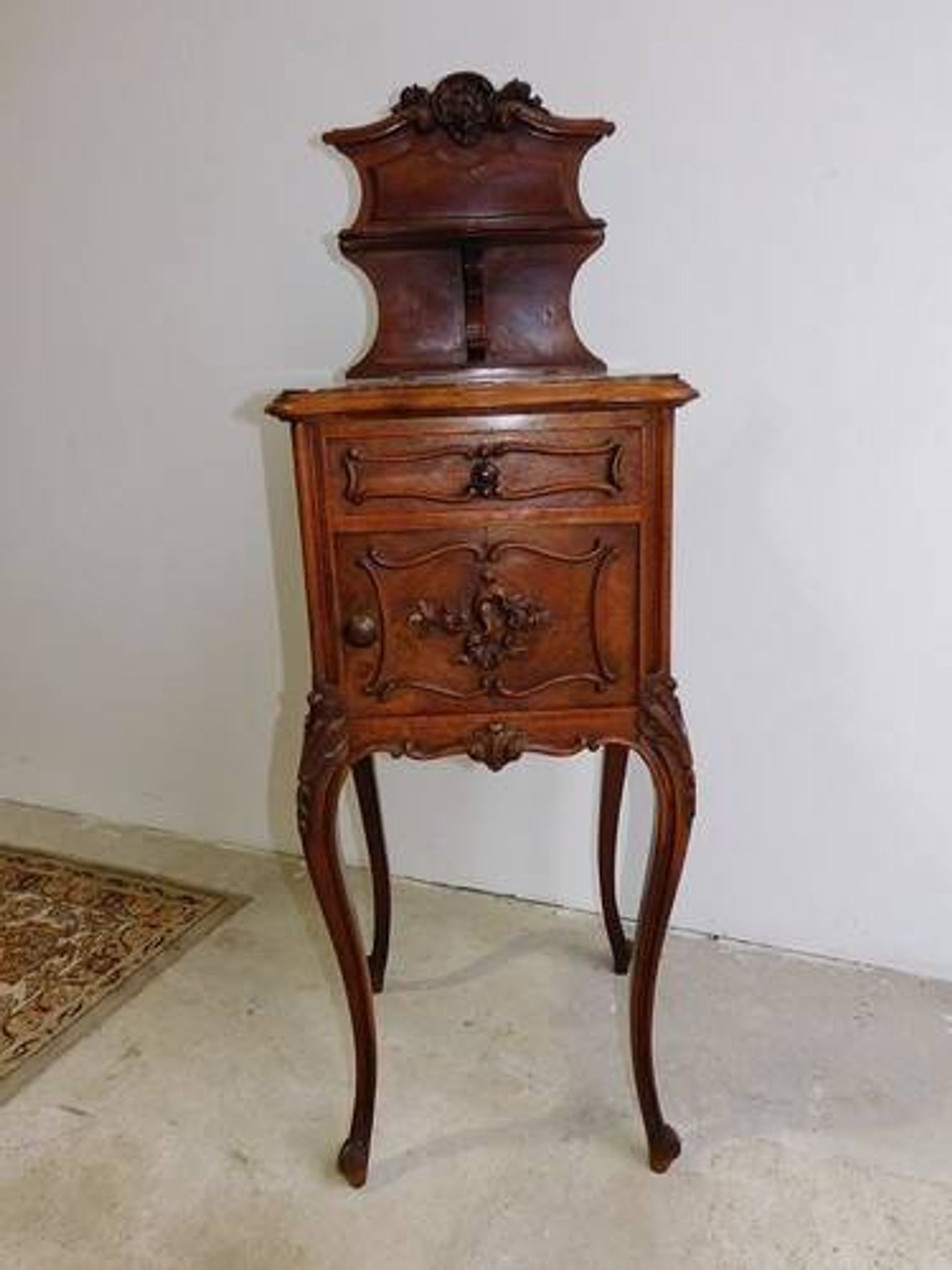 Chevet rocaille en noyer