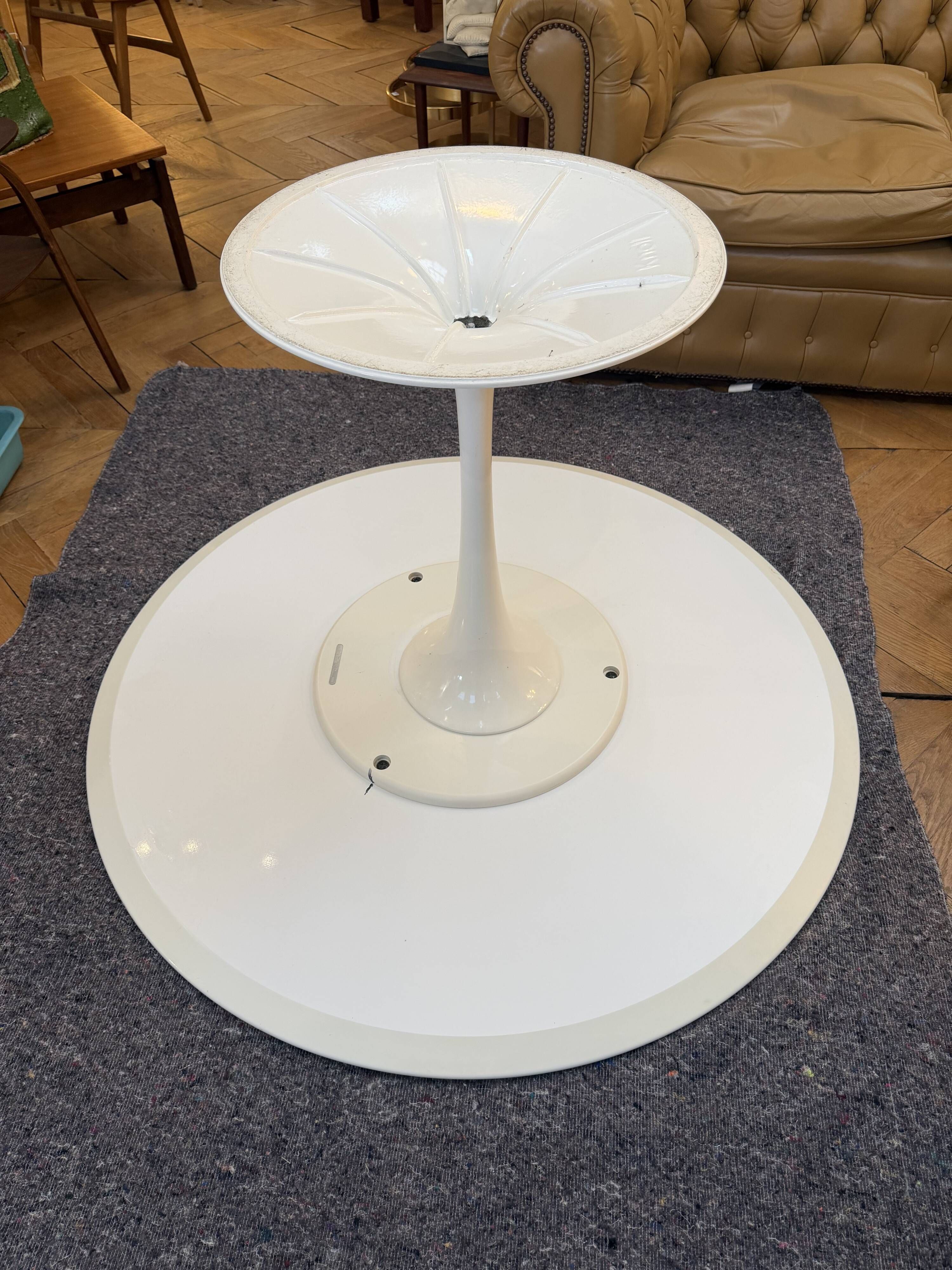 Dining table with tulip base by Eero Saarinen for KNOLL