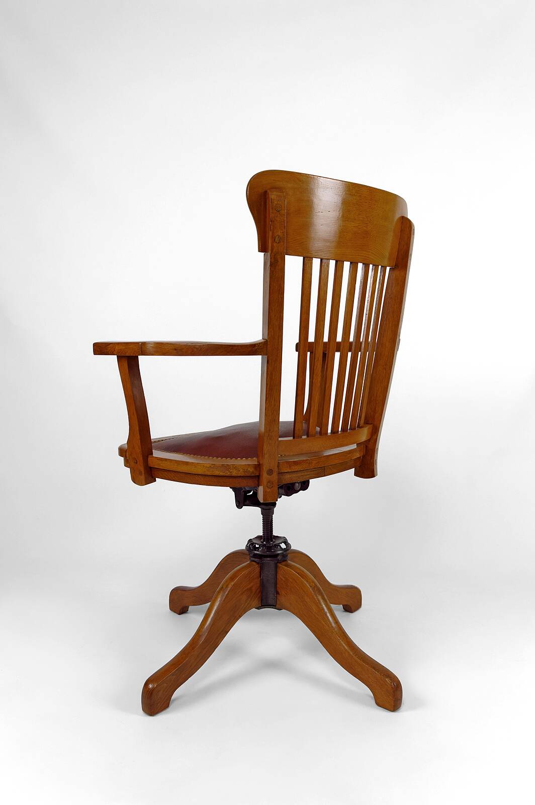 American swivel office armchair in oak, with leather seat, USA, Circa 1900