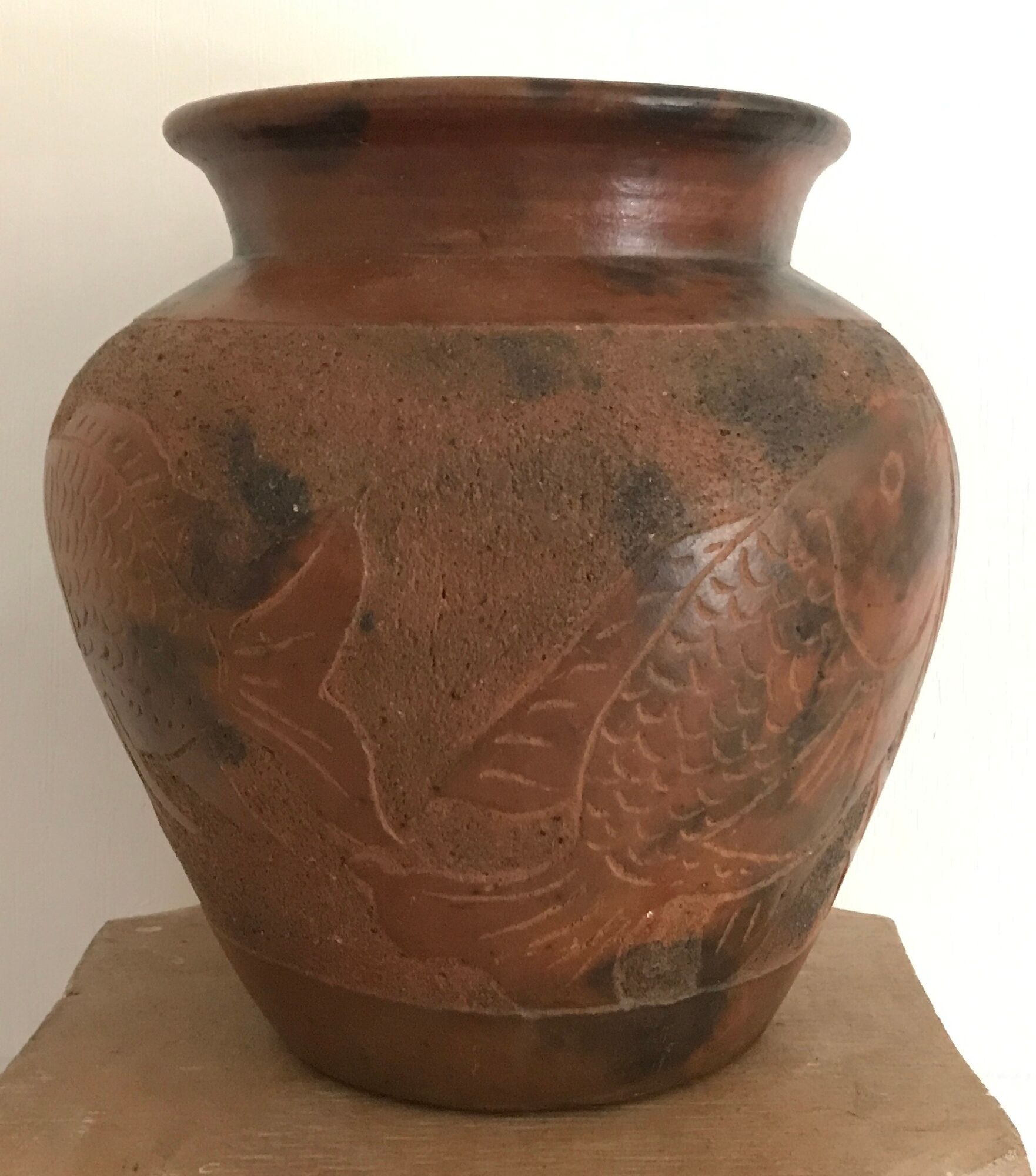 Vase or pot in brown terracotta with artistic decoration of fish.