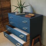 Chest of drawers on wooden frame