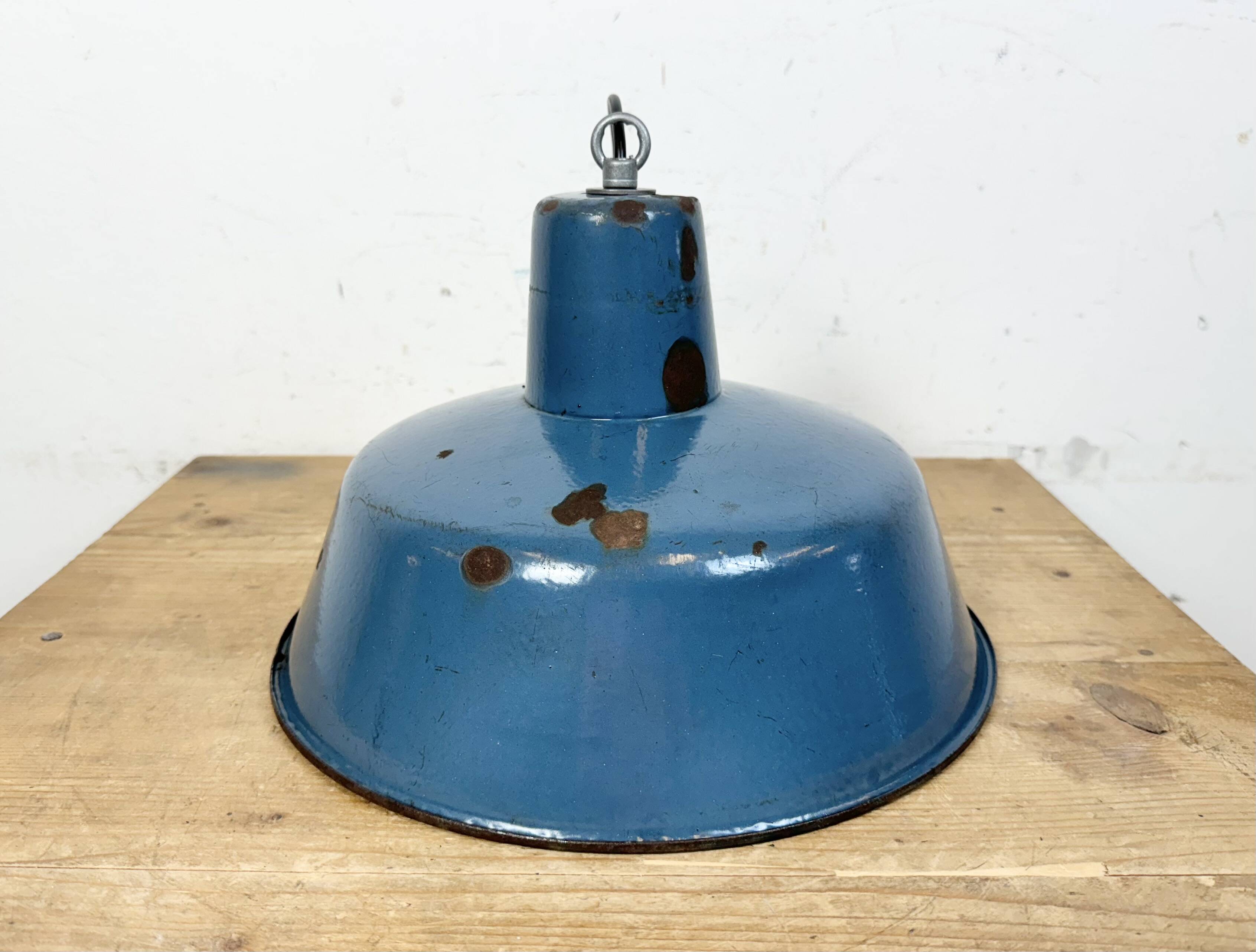 Lampe à suspension industrielle en émail bleu, années 1960