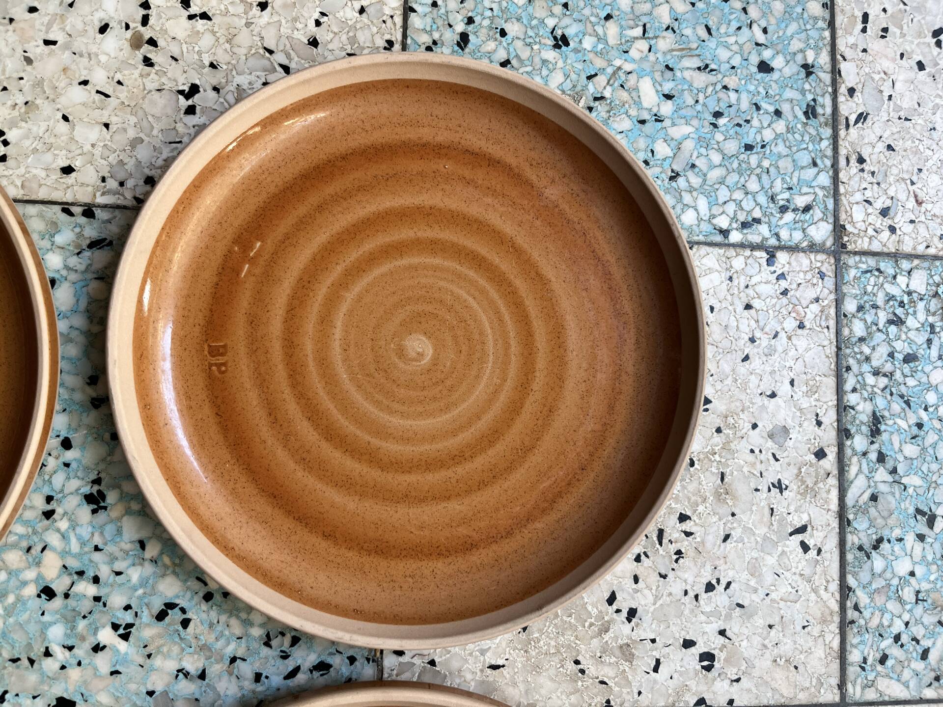 4 flat plates in stoneware