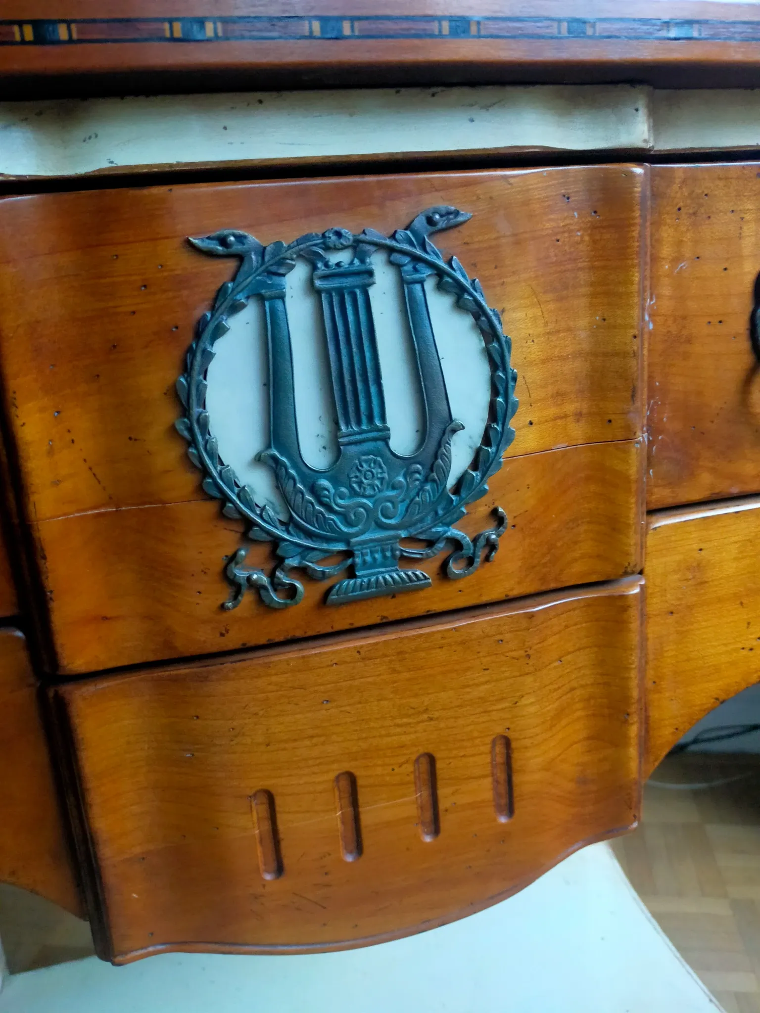 Classic chest of drawers