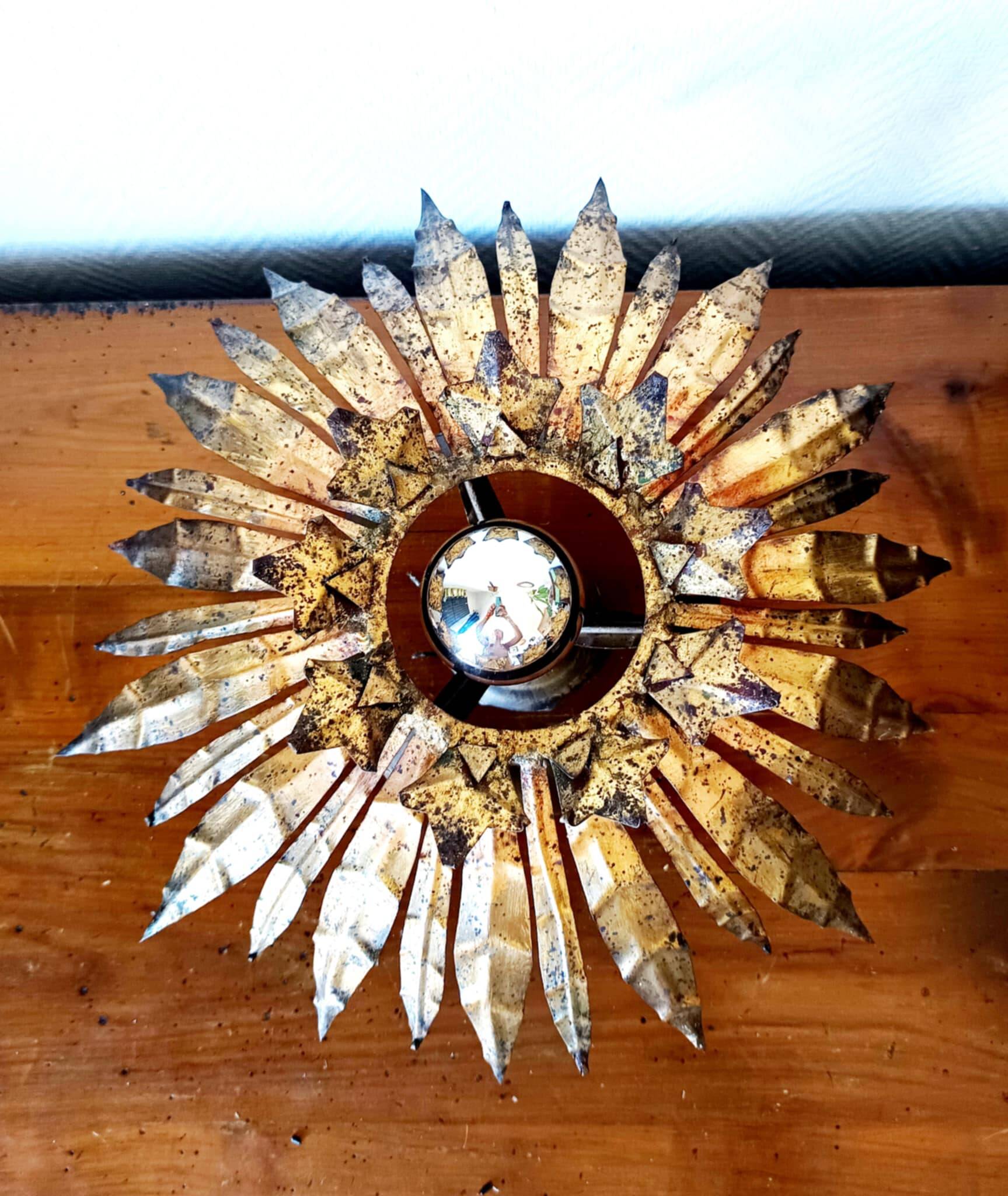 Plafonnier soleil laiton doré 1960