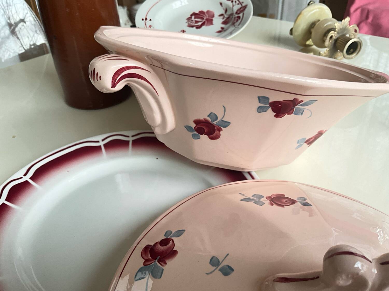 Saint Amand soup tureen, Pompadour model