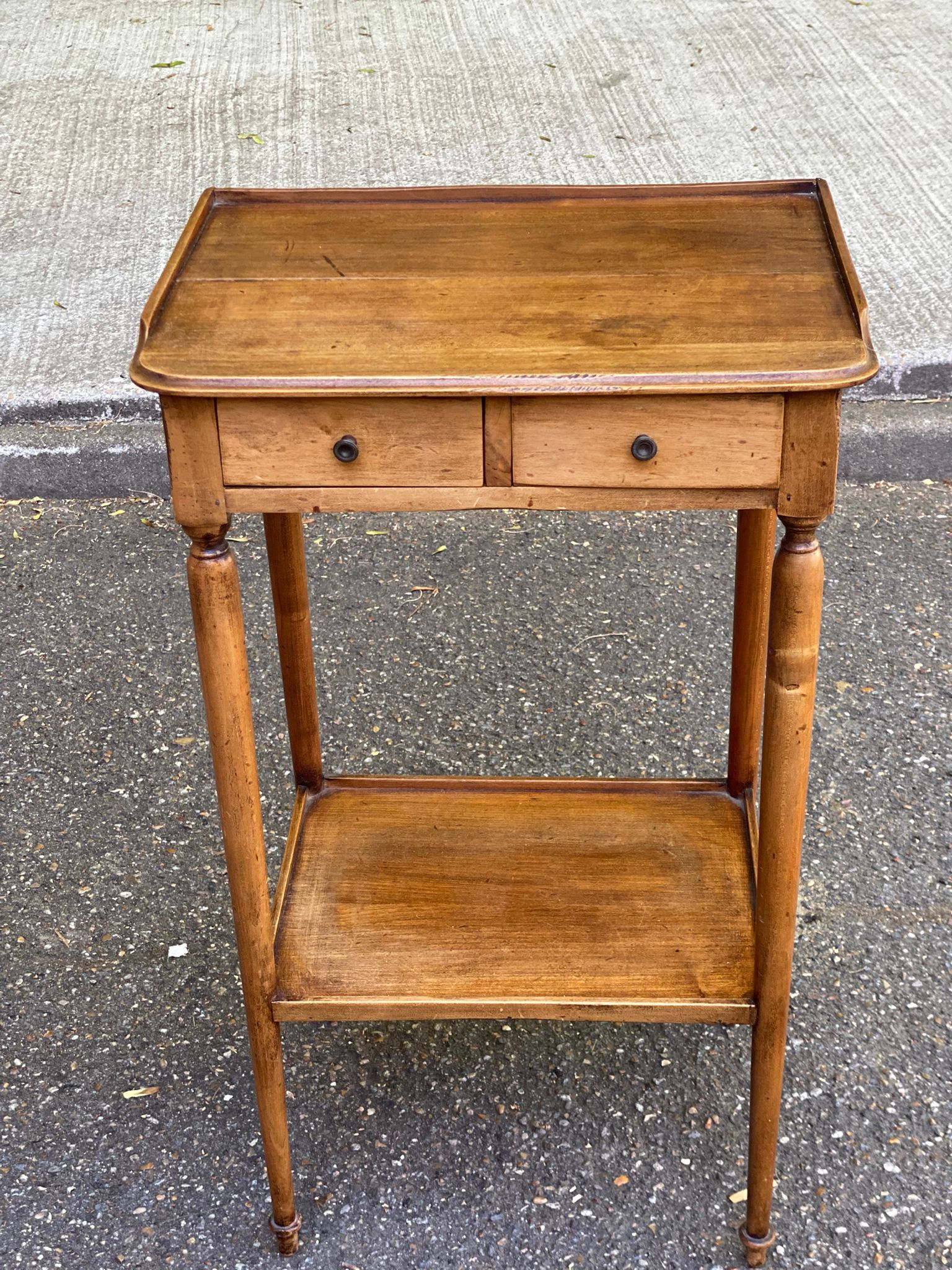 Table d'appoint Louis XVI en bois massif du XIXème siècle