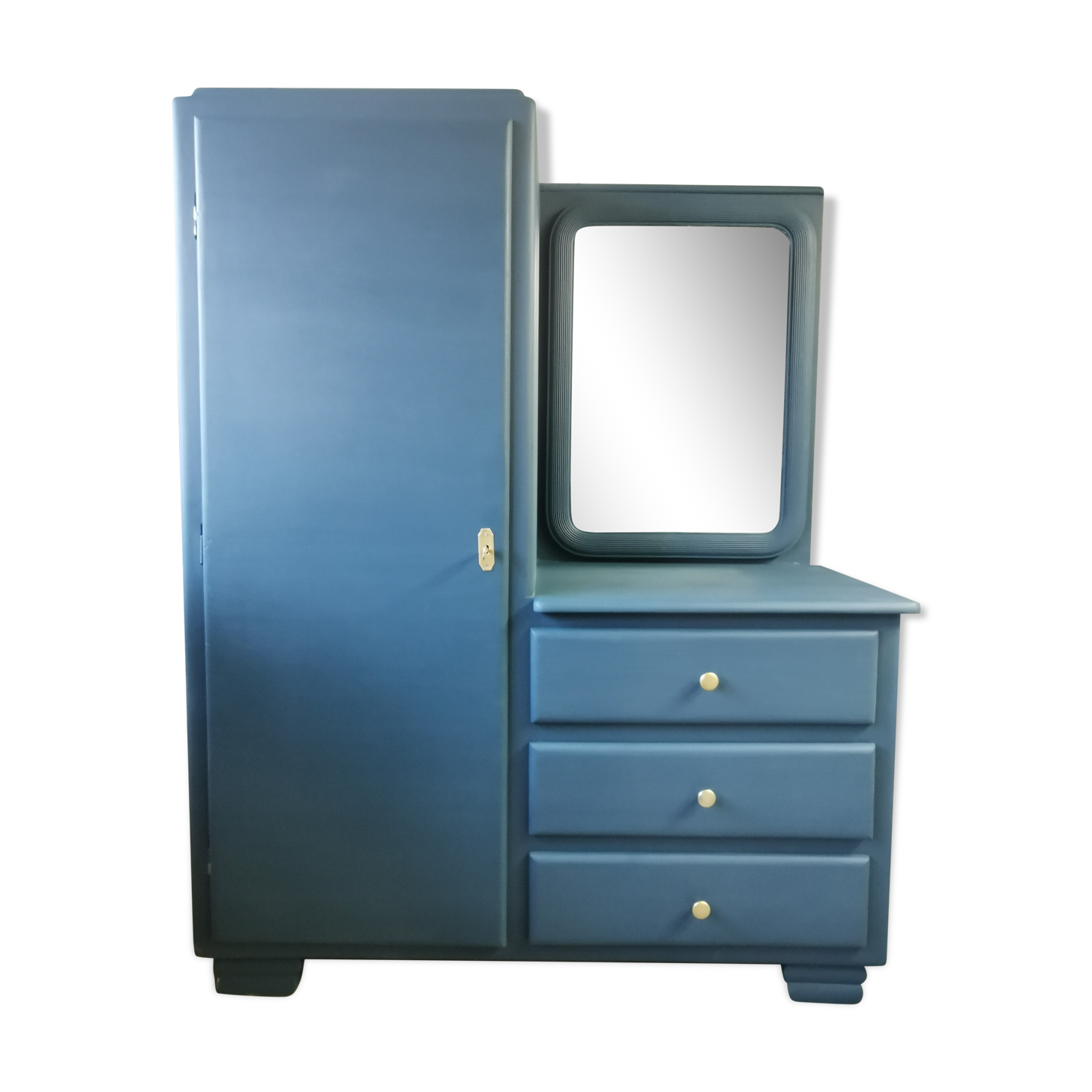 Asymmetrical cabinet