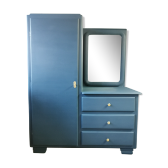 Asymmetrical cabinet